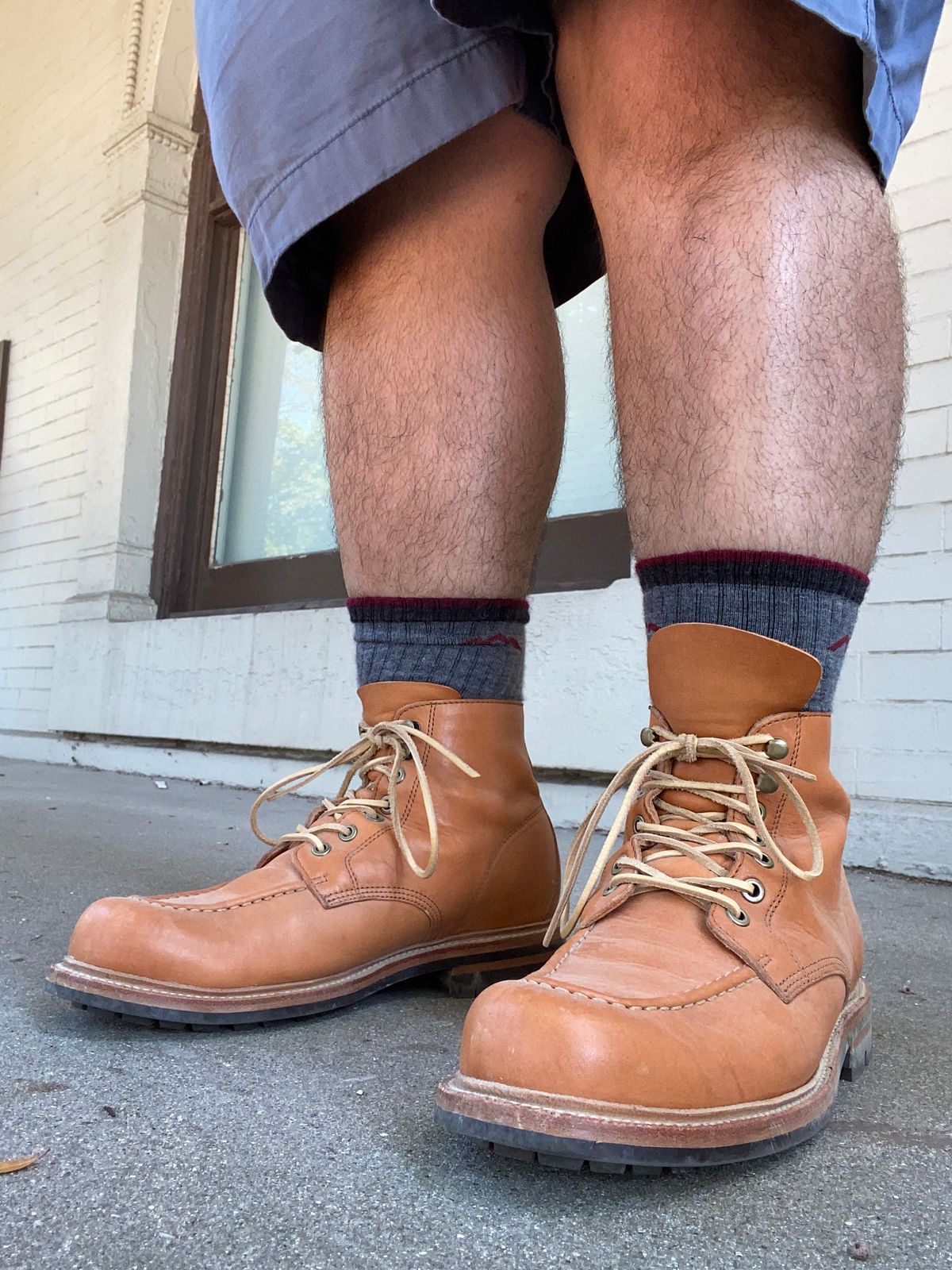 Photo by eddykinz on September 18, 2022 of the Grant Stone Brass Boot in Horween English Tan Essex.