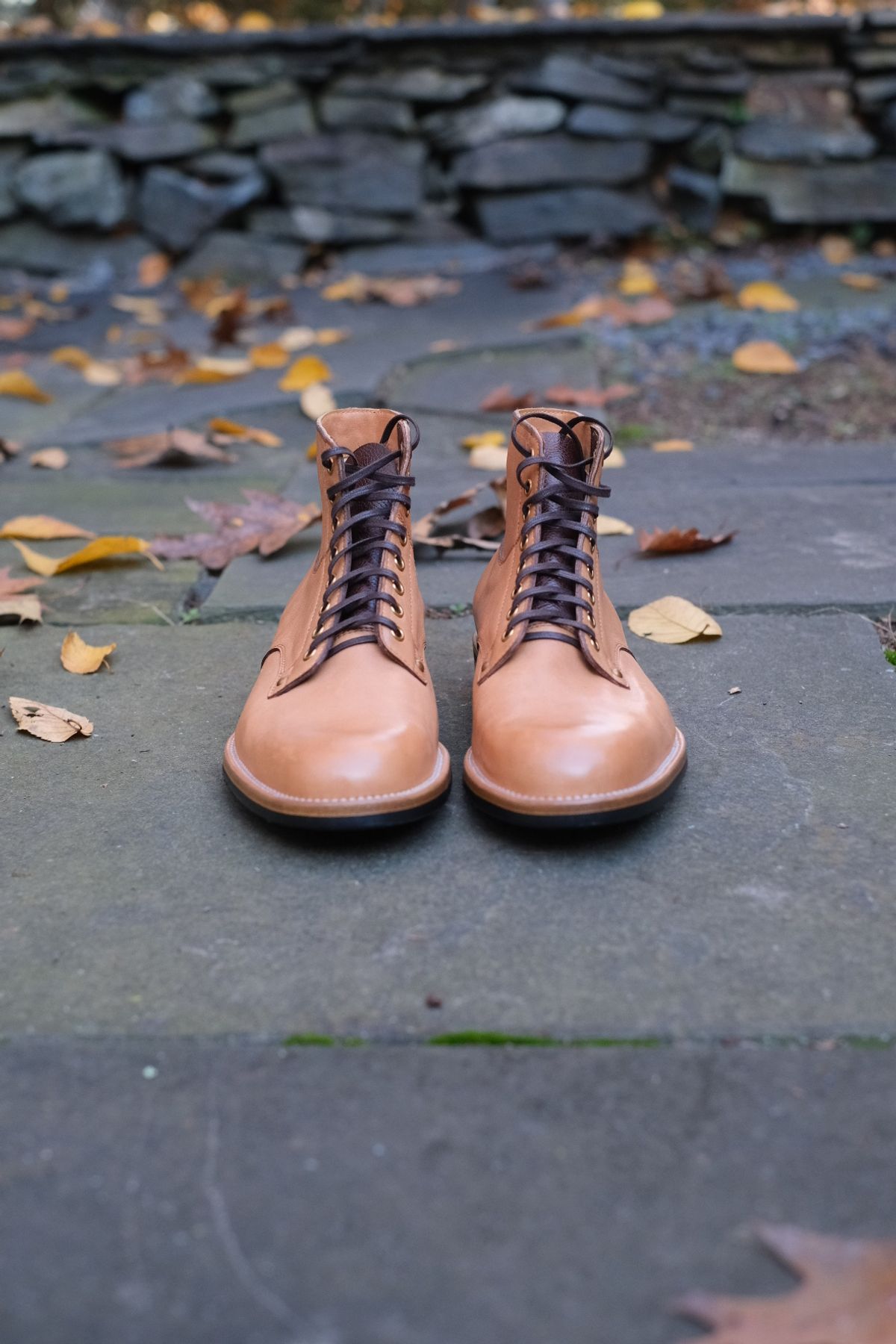Photo by worra on November 1, 2023 of the Iron Boots x Østmo Type 1 in Maryam Natural Horsehide.
