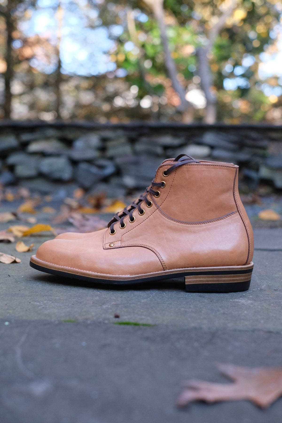 Photo by worra on November 1, 2023 of the Iron Boots x Østmo Type 1 in Maryam Natural Horsehide.