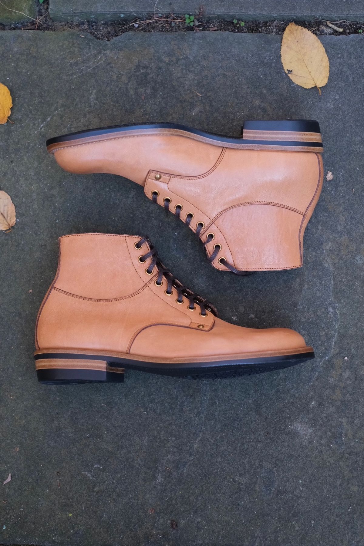 Photo by worra on November 1, 2023 of the Iron Boots x Østmo Type 1 in Maryam Natural Horsehide.