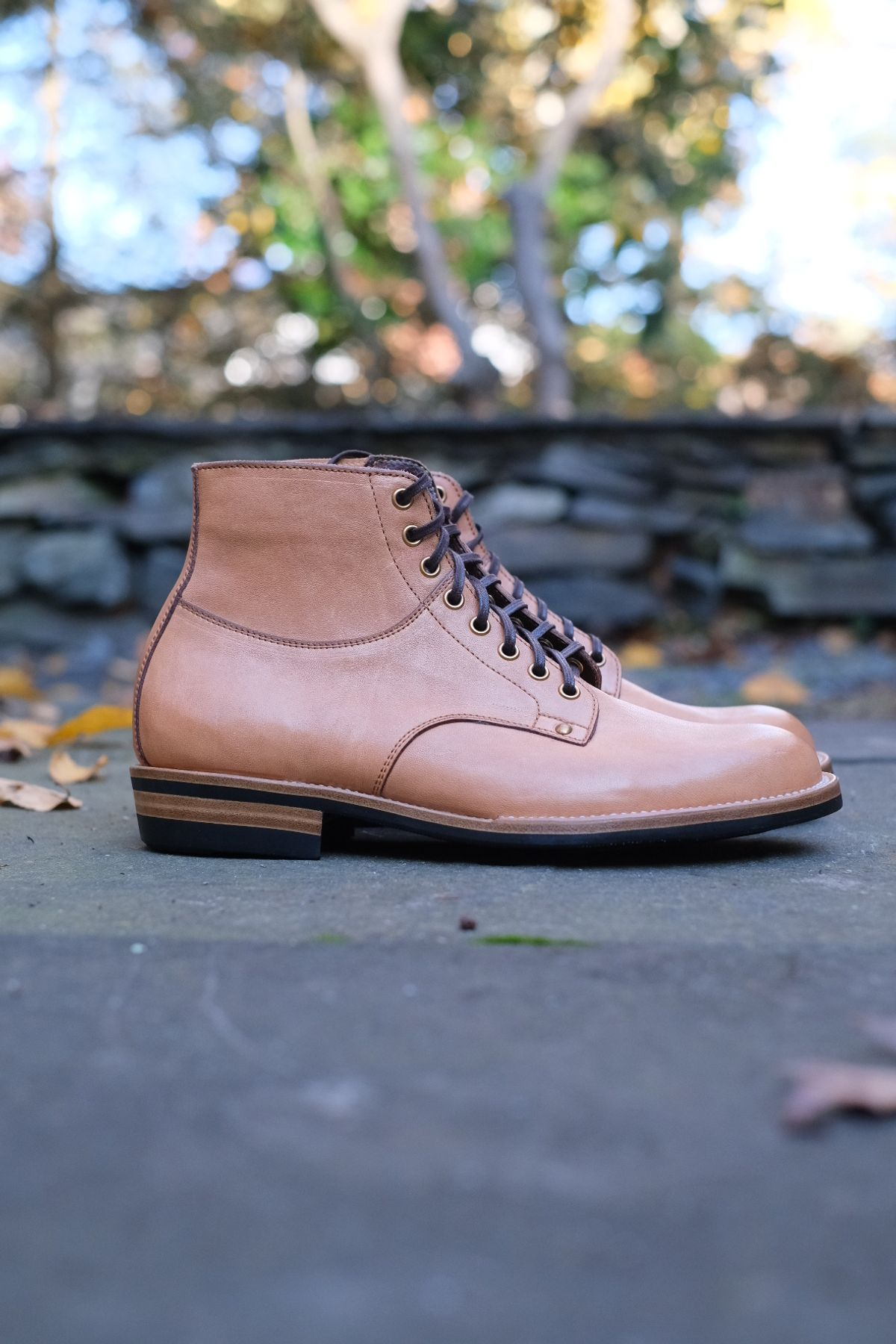 Photo by worra on November 1, 2023 of the Iron Boots x Østmo Type 1 in Maryam Natural Horsehide.