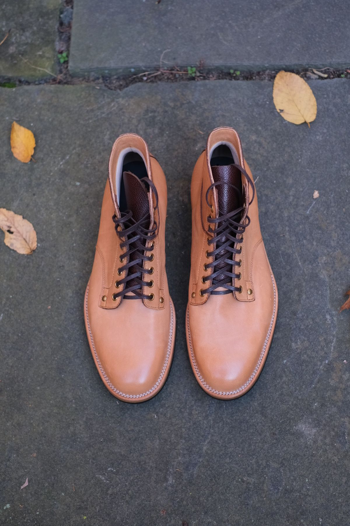 Photo by worra on November 1, 2023 of the Iron Boots x Østmo Type 1 in Maryam Natural Horsehide.