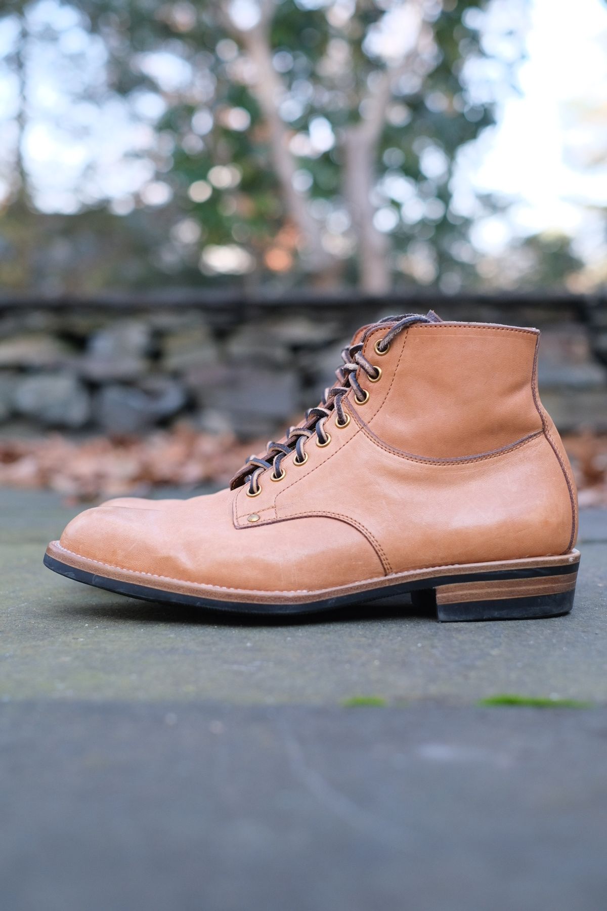 Photo by worra on December 3, 2023 of the Iron Boots x Østmo Type 1 in Maryam Natural Horsehide.