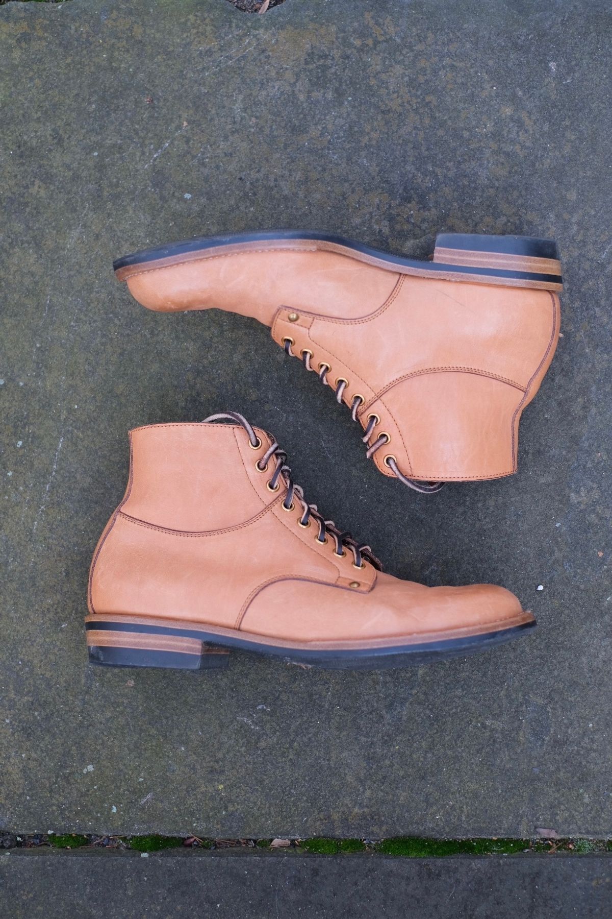 Photo by worra on December 3, 2023 of the Iron Boots x Østmo Type 1 in Maryam Natural Horsehide.