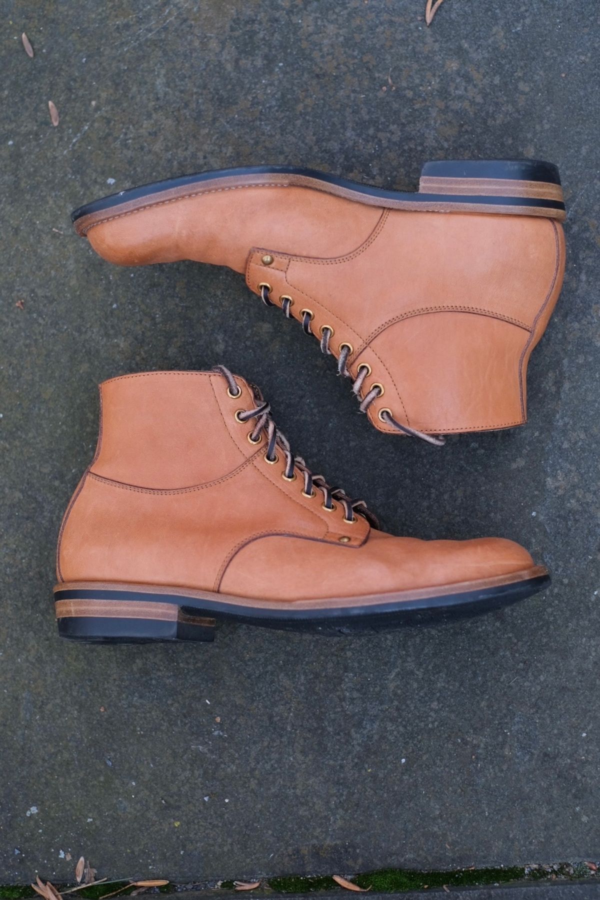 Photo by worra on January 4, 2024 of the Iron Boots x Østmo Type 1 in Maryam Natural Horsehide.