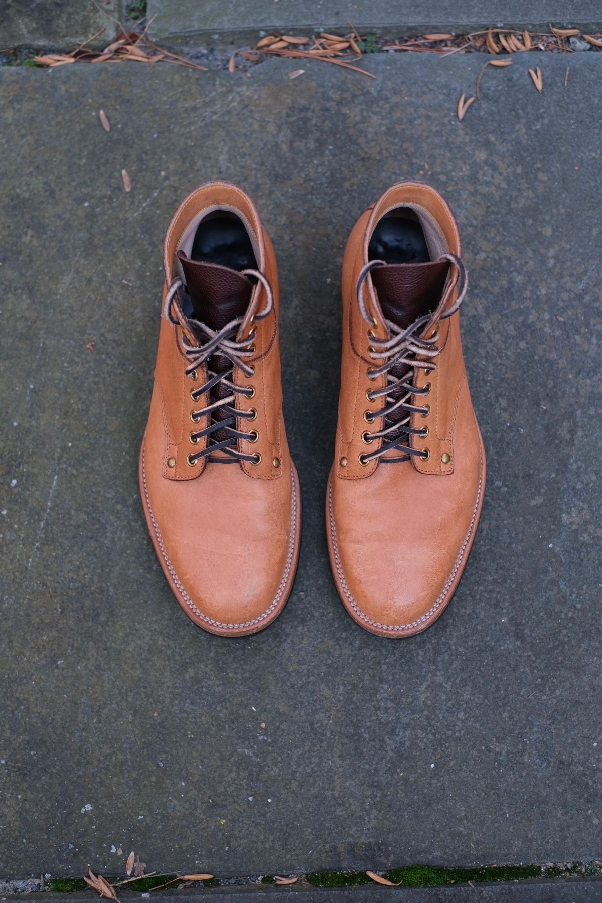 Photo by worra on January 4, 2024 of the Iron Boots x Østmo Type 1 in Maryam Natural Horsehide.