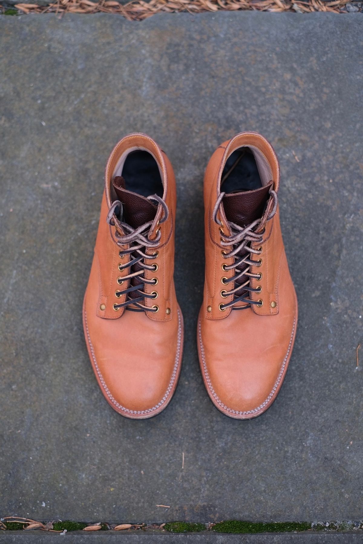 Photo by worra on February 4, 2024 of the Iron Boots x Østmo Type 1 in Maryam Natural Horsehide.