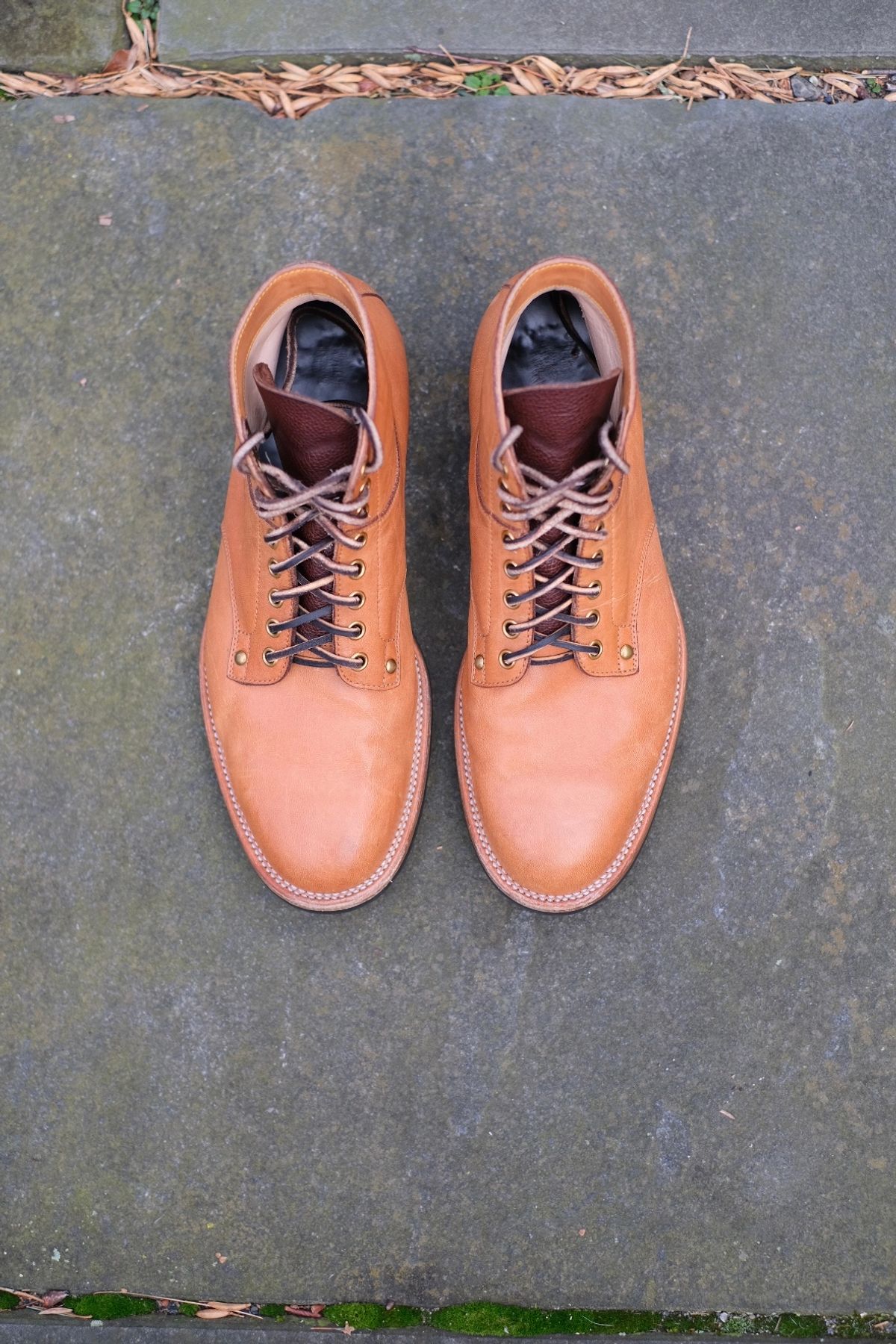 Photo by worra on March 4, 2024 of the Iron Boots x Østmo Type 1 in Maryam Natural Horsehide.