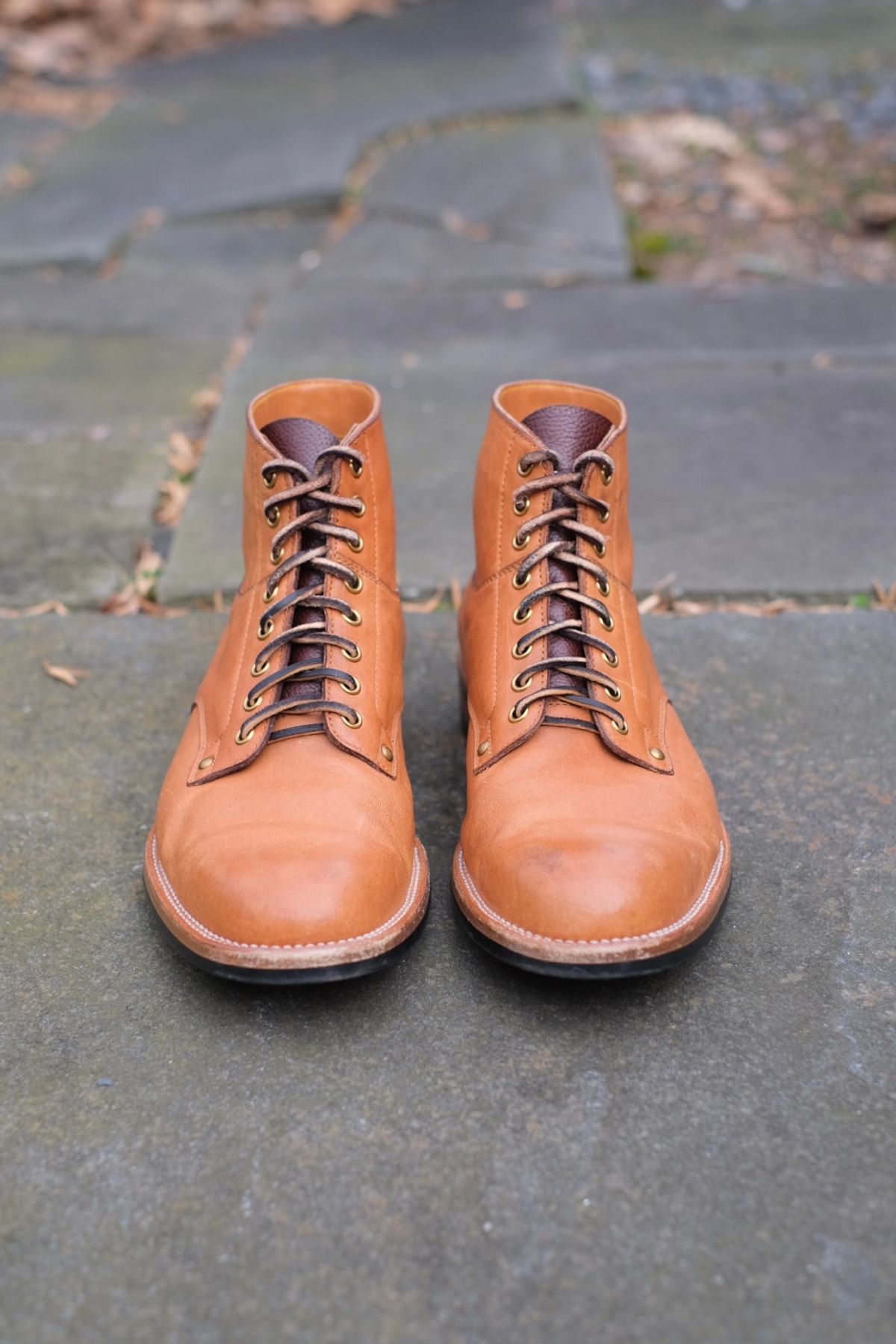 Photo by worra on April 1, 2024 of the Iron Boots x Østmo Type 1 in Maryam Natural Horsehide.