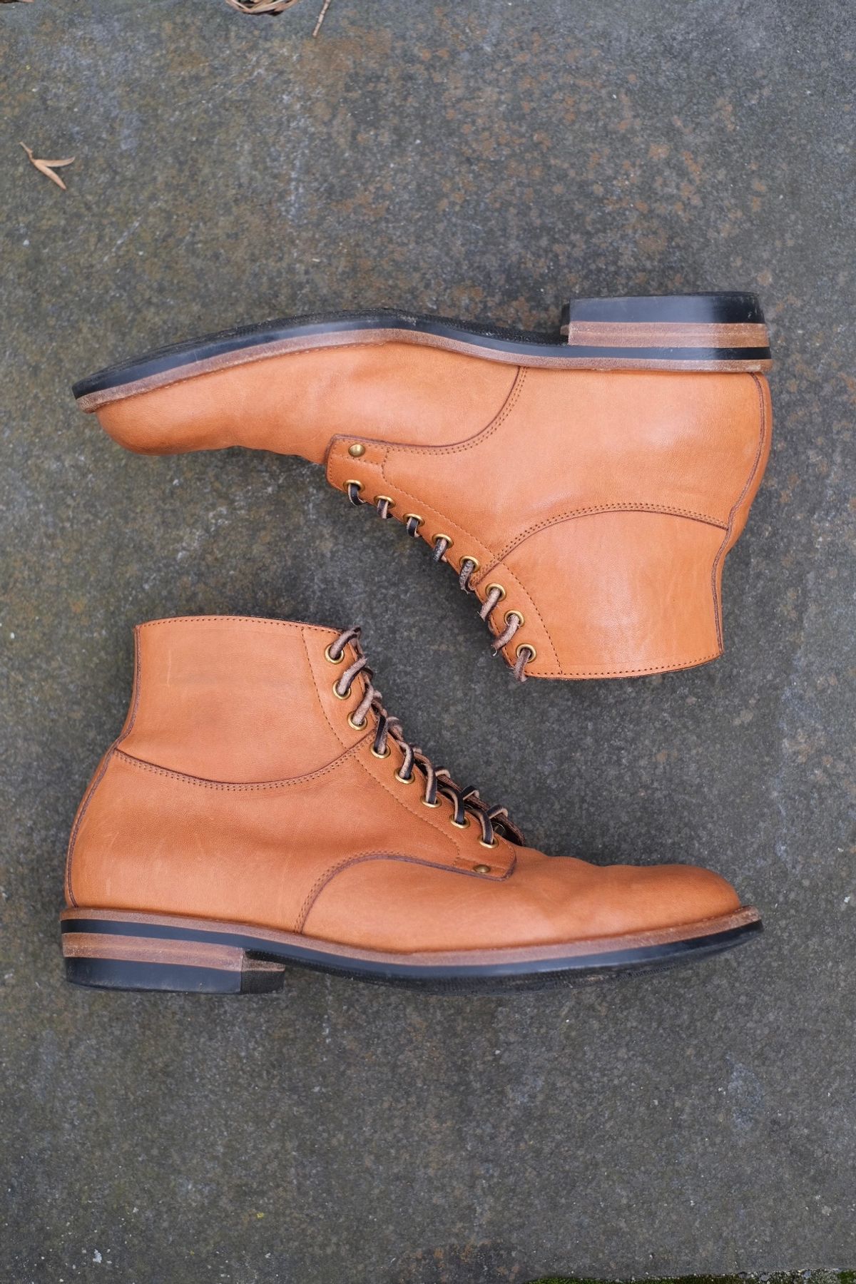 Photo by worra on April 1, 2024 of the Iron Boots x Østmo Type 1 in Maryam Natural Horsehide.