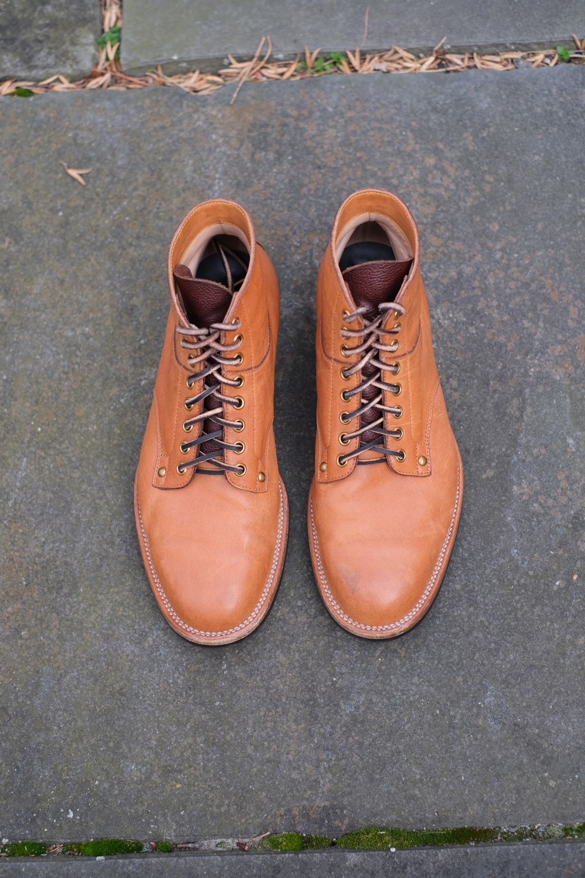 Photo by worra on April 1, 2024 of the Iron Boots x Østmo Type 1 in Maryam Natural Horsehide.