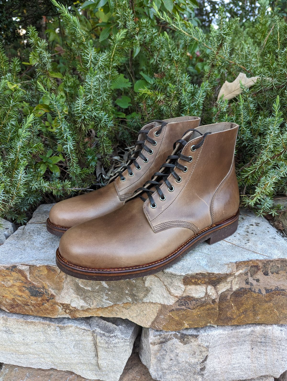 Photo by polishengineering on September 23, 2023 of the Oak Street Bootmakers Field Boot in Horween Natural Chromexcel.