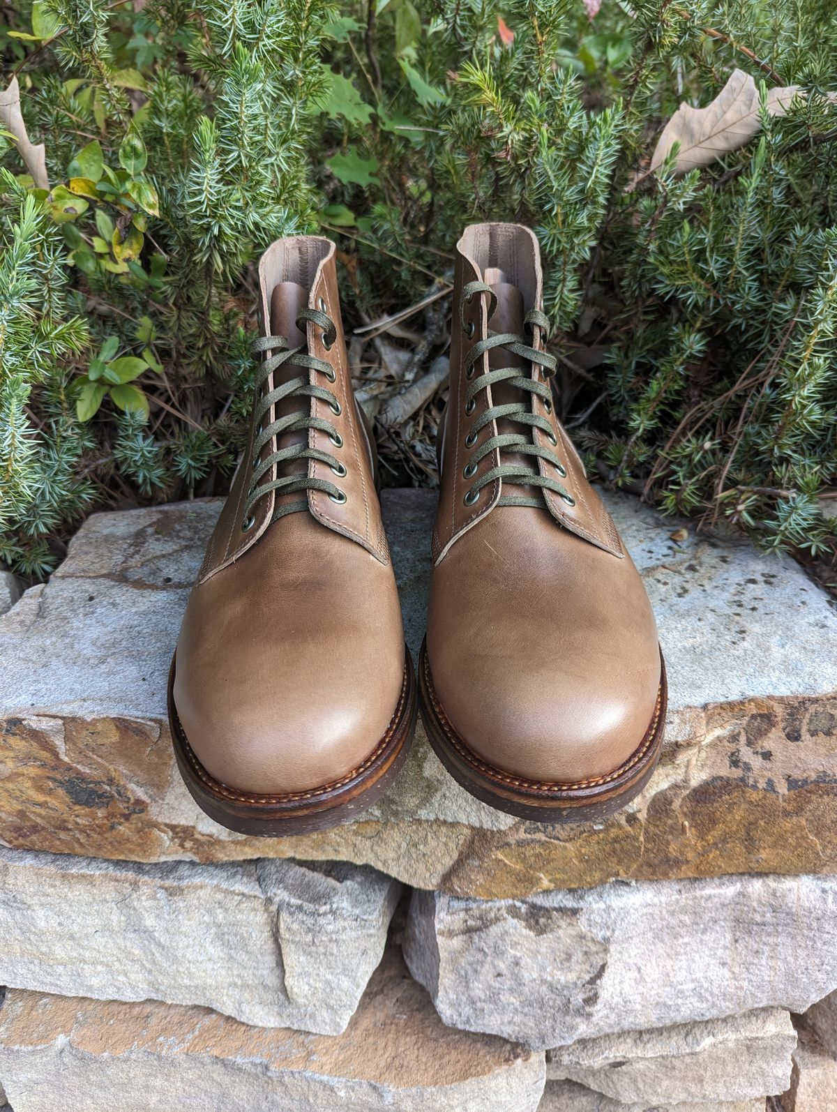 Photo by polishengineering on October 1, 2023 of the Oak Street Bootmakers Field Boot in Horween Natural Chromexcel.