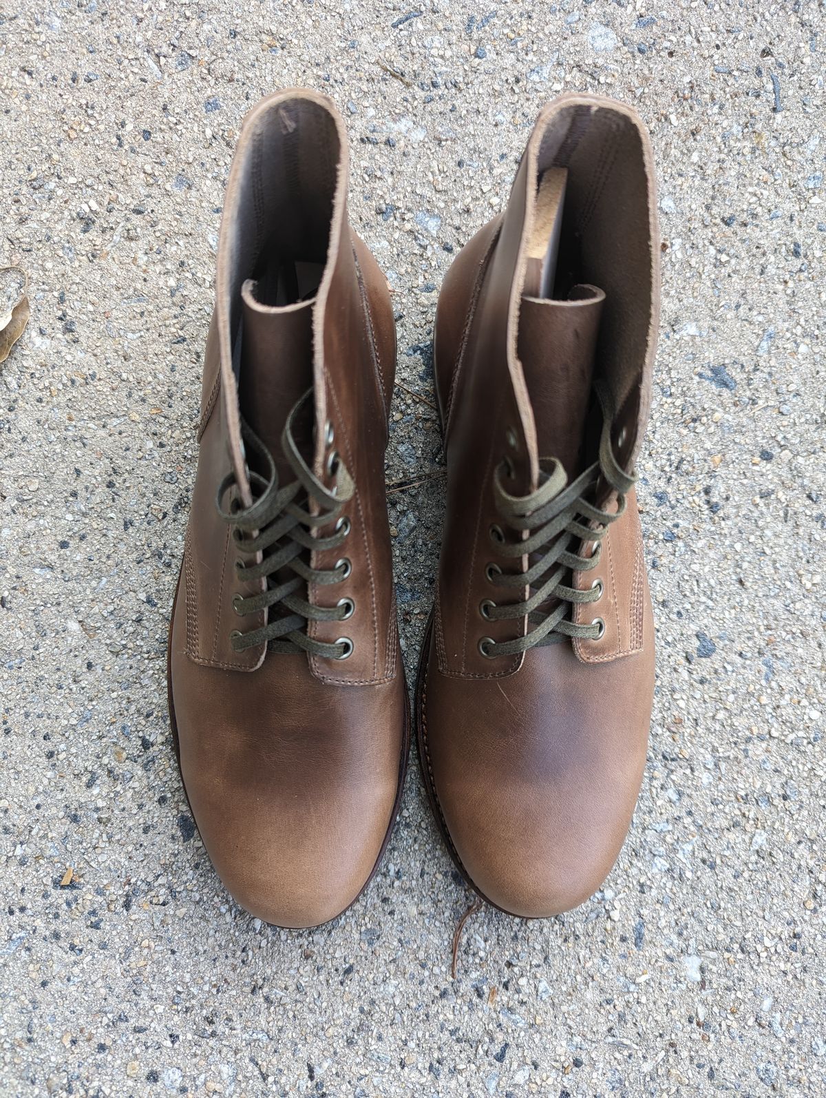 Photo by polishengineering on October 1, 2023 of the Oak Street Bootmakers Field Boot in Horween Natural Chromexcel.