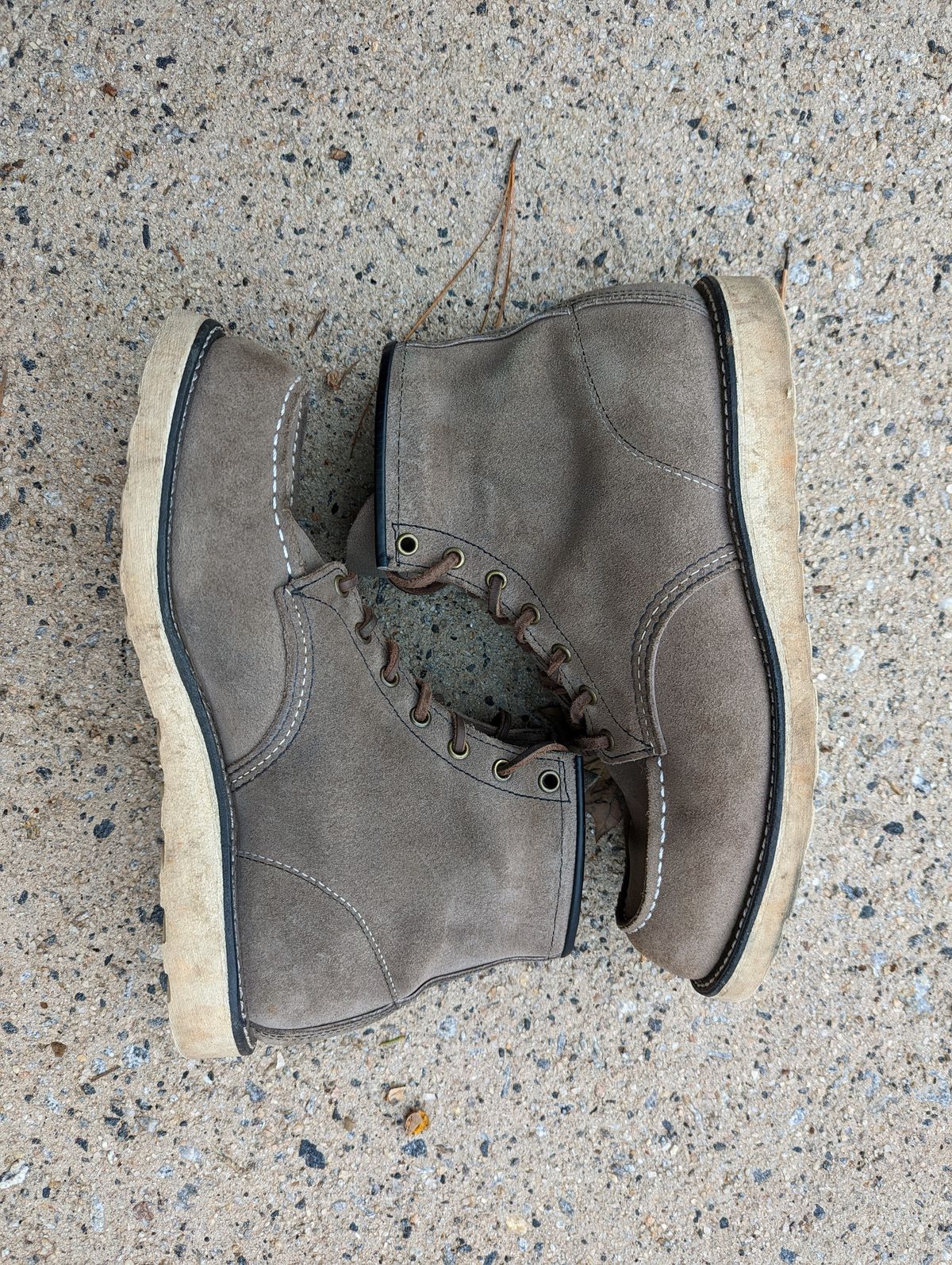 Photo by polishengineering on November 3, 2022 of the Red Wing 6-Inch Classic Moc in S.B. Foot Slate Muleskinner.