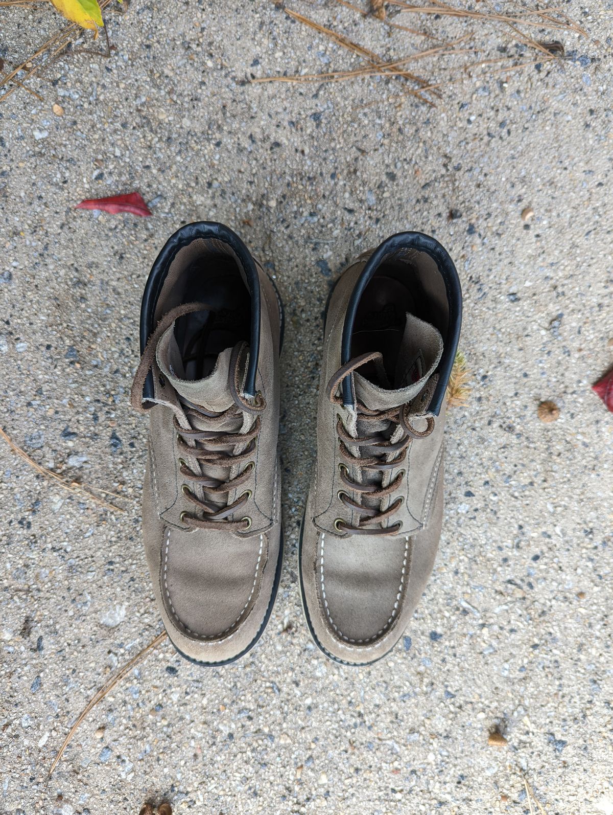 Photo by polishengineering on November 3, 2022 of the Red Wing 6-Inch Classic Moc in S.B. Foot Slate Muleskinner.