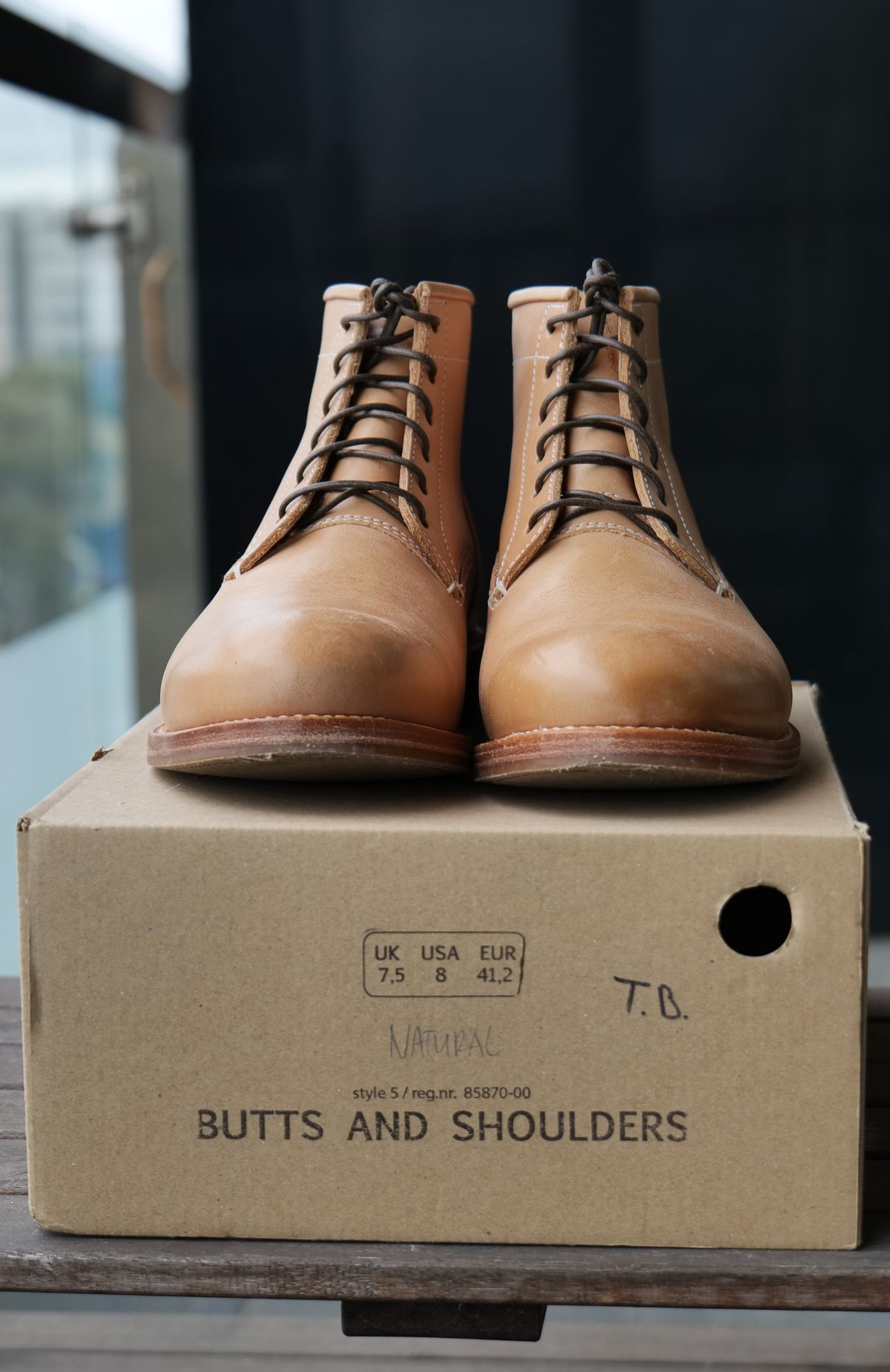 Photo by sulokbibi96 on October 5, 2023 of the Butts and Shoulders The Classic Boots in Natural Leather.