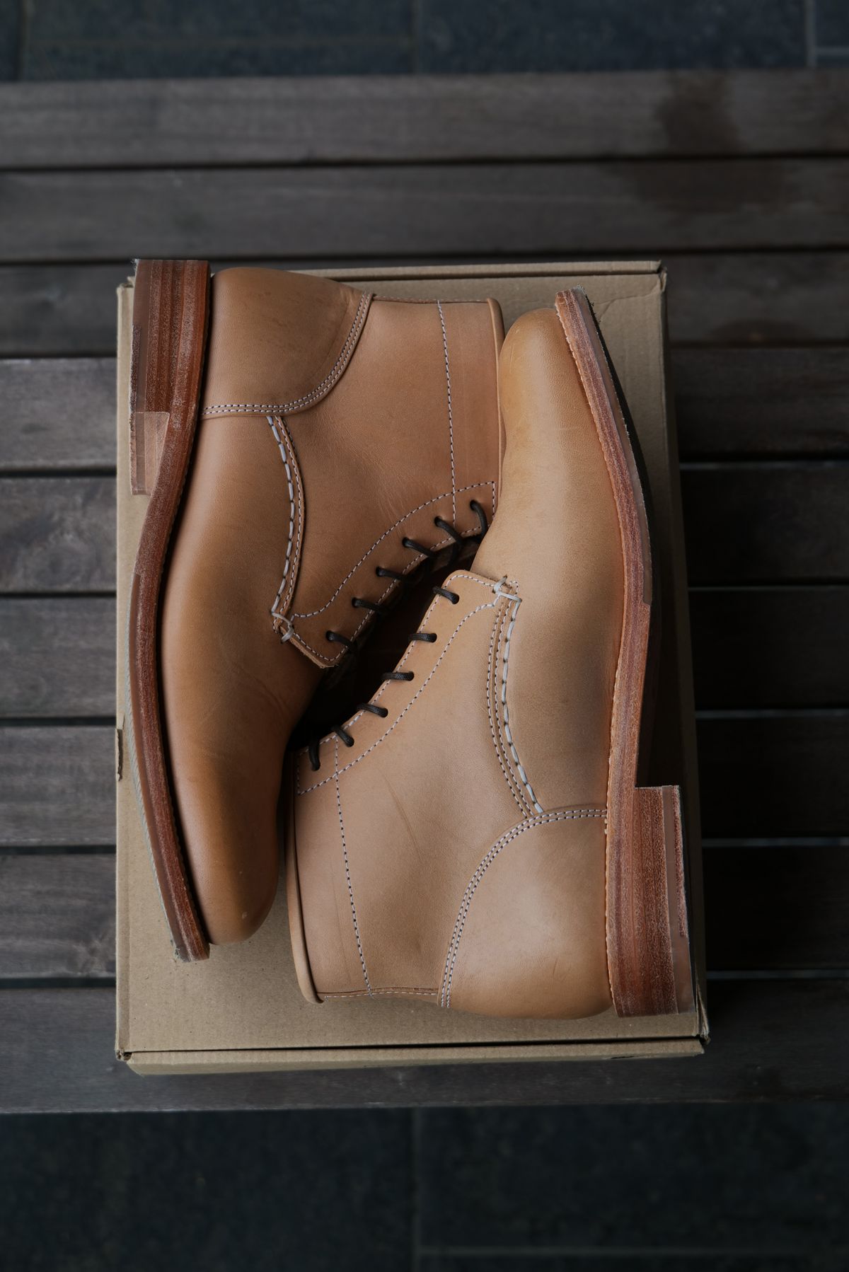 Photo by sulokbibi96 on October 5, 2023 of the Butts and Shoulders The Classic Boots in Natural Leather.