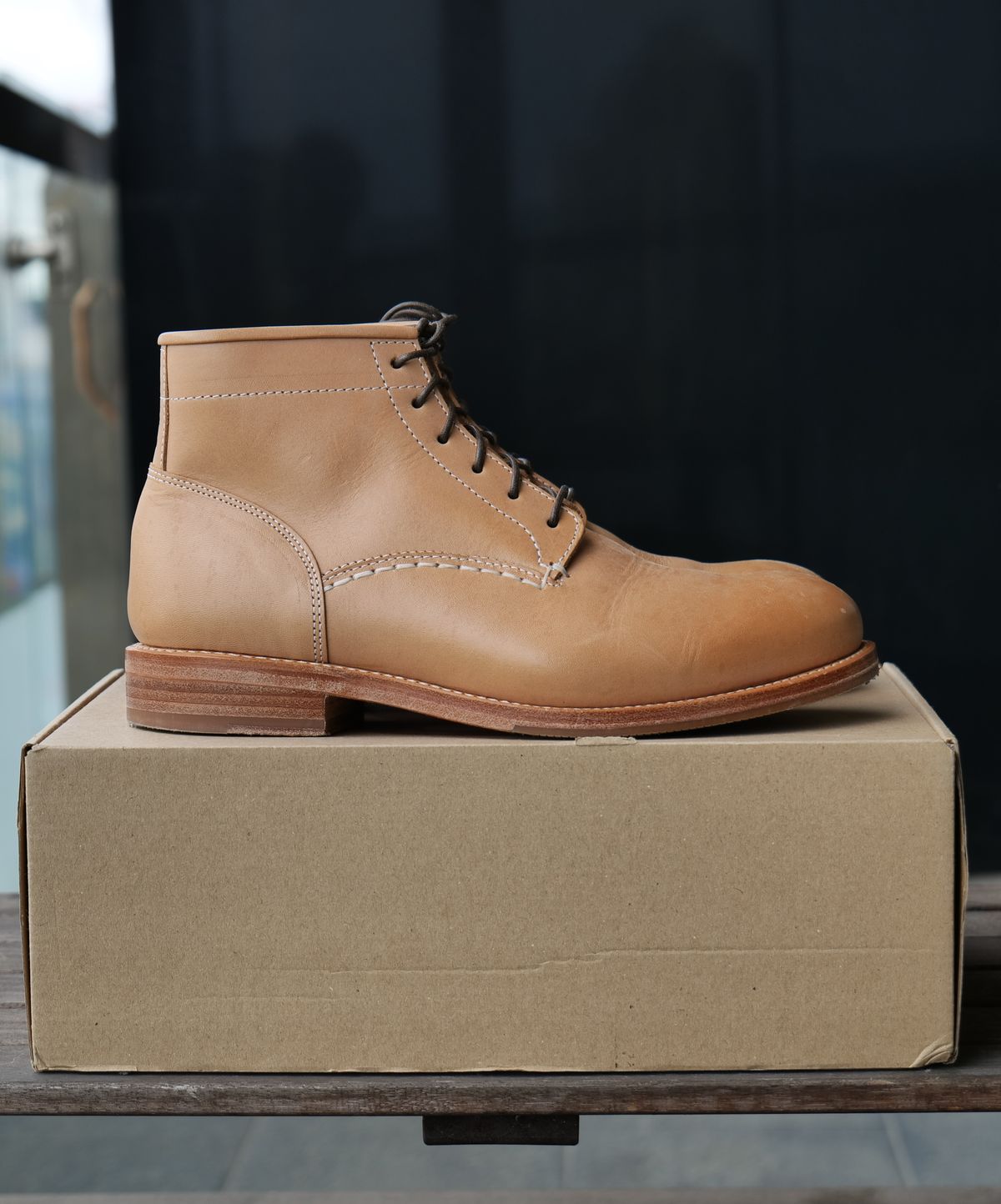 Photo by sulokbibi96 on October 5, 2023 of the Butts and Shoulders The Classic Boots in Natural Leather.