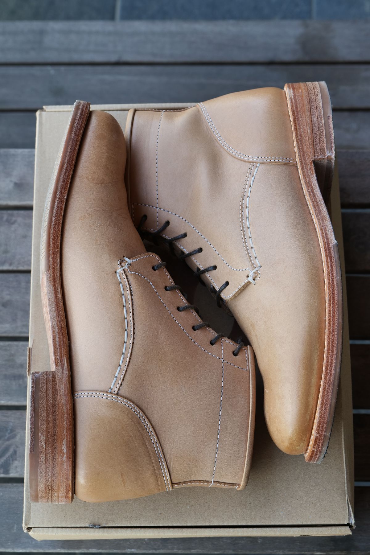 Photo by sulokbibi96 on November 5, 2023 of the Butts and Shoulders The Classic Boots in Natural Leather.
