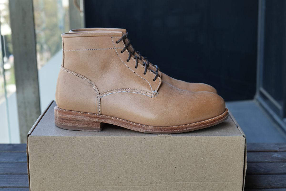 Photo by sulokbibi96 on November 5, 2023 of the Butts and Shoulders The Classic Boots in Natural Leather.