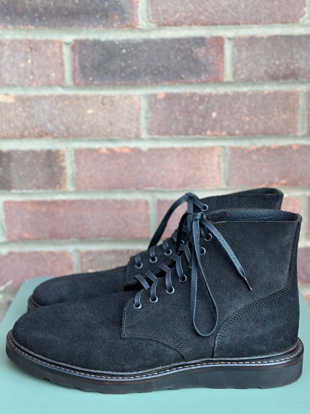 Photo by TheGiuce on October 1, 2022 of the Oak Street Bootmakers Field Boot in Seidel Black Oiled Congo Shrunken Bison Roughout.