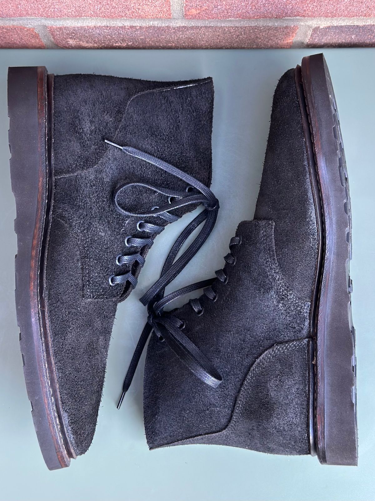 Photo by TheGiuce on October 1, 2022 of the Oak Street Bootmakers Field Boot in Seidel Black Oiled Congo Shrunken Bison Roughout.