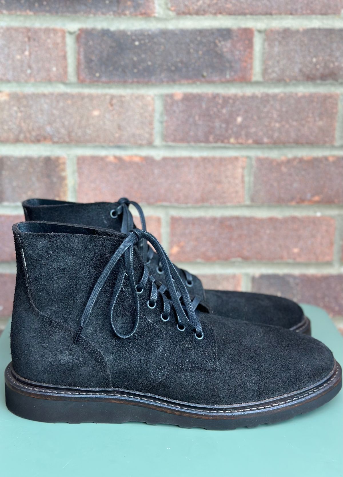 Photo by TheGiuce on October 1, 2022 of the Oak Street Bootmakers Field Boot in Seidel Black Oiled Congo Shrunken Bison Roughout.