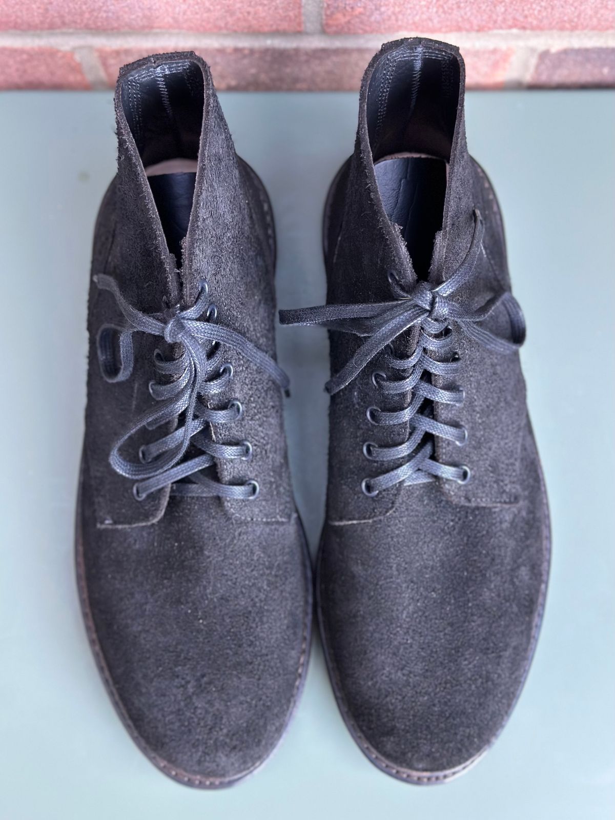 Photo by TheGiuce on October 1, 2022 of the Oak Street Bootmakers Field Boot in Seidel Black Oiled Congo Shrunken Bison Roughout.
