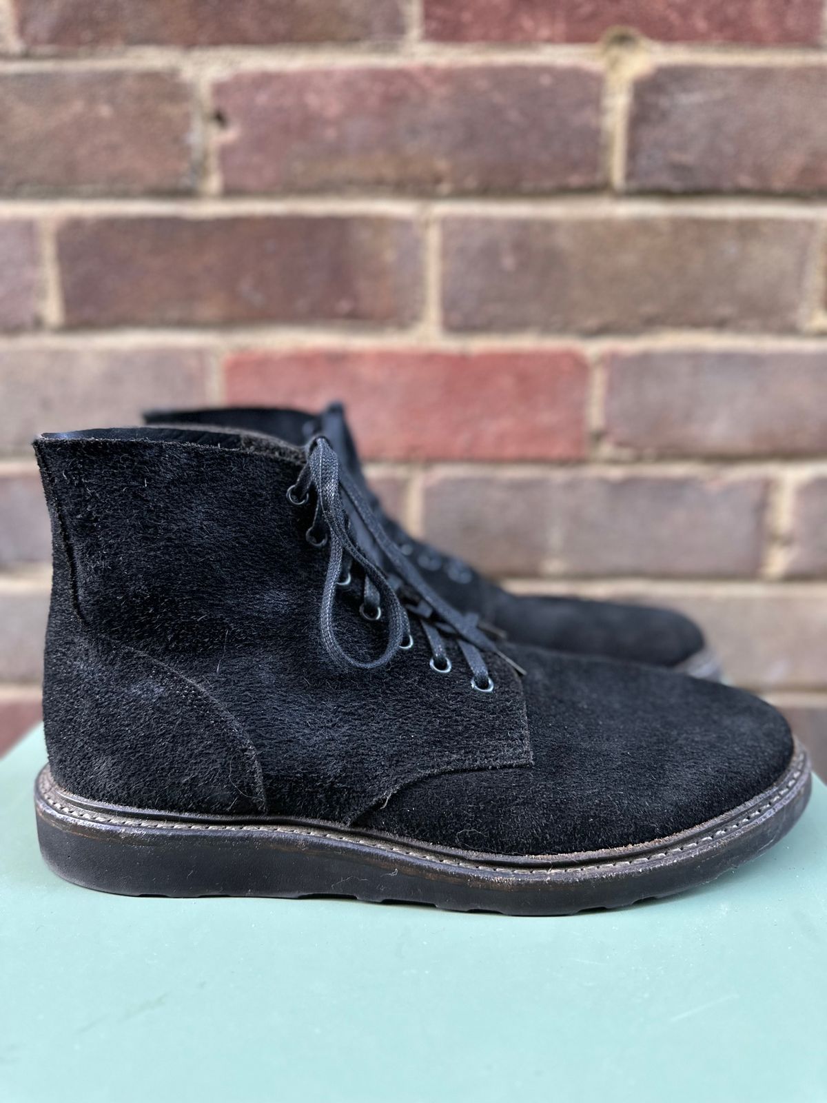 Photo by TheGiuce on November 4, 2022 of the Oak Street Bootmakers Field Boot in Seidel Black Oiled Congo Shrunken Bison Roughout.