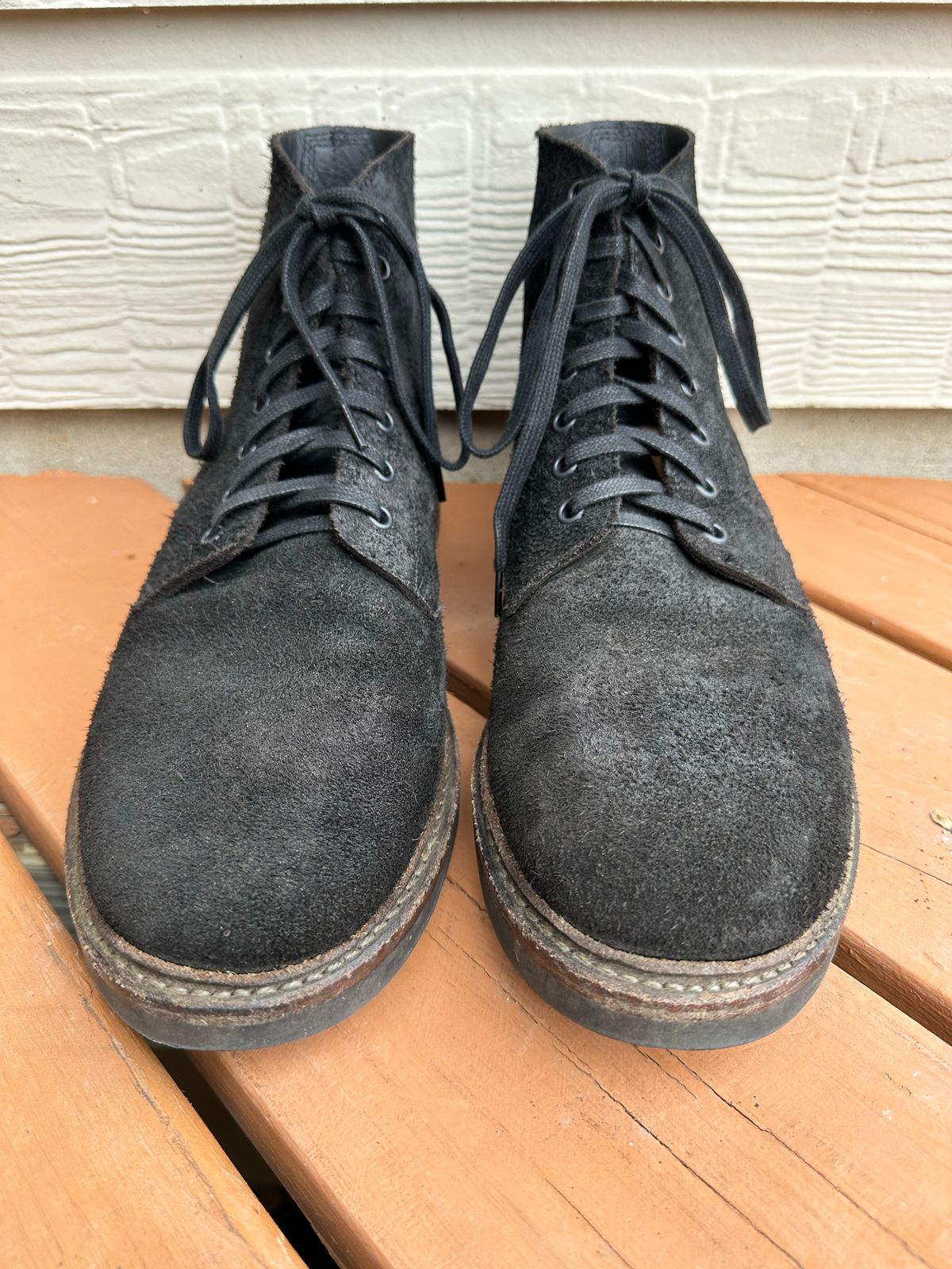 Photo by TheGiuce on December 1, 2022 of the Oak Street Bootmakers Field Boot in Seidel Black Oiled Congo Shrunken Bison Roughout.
