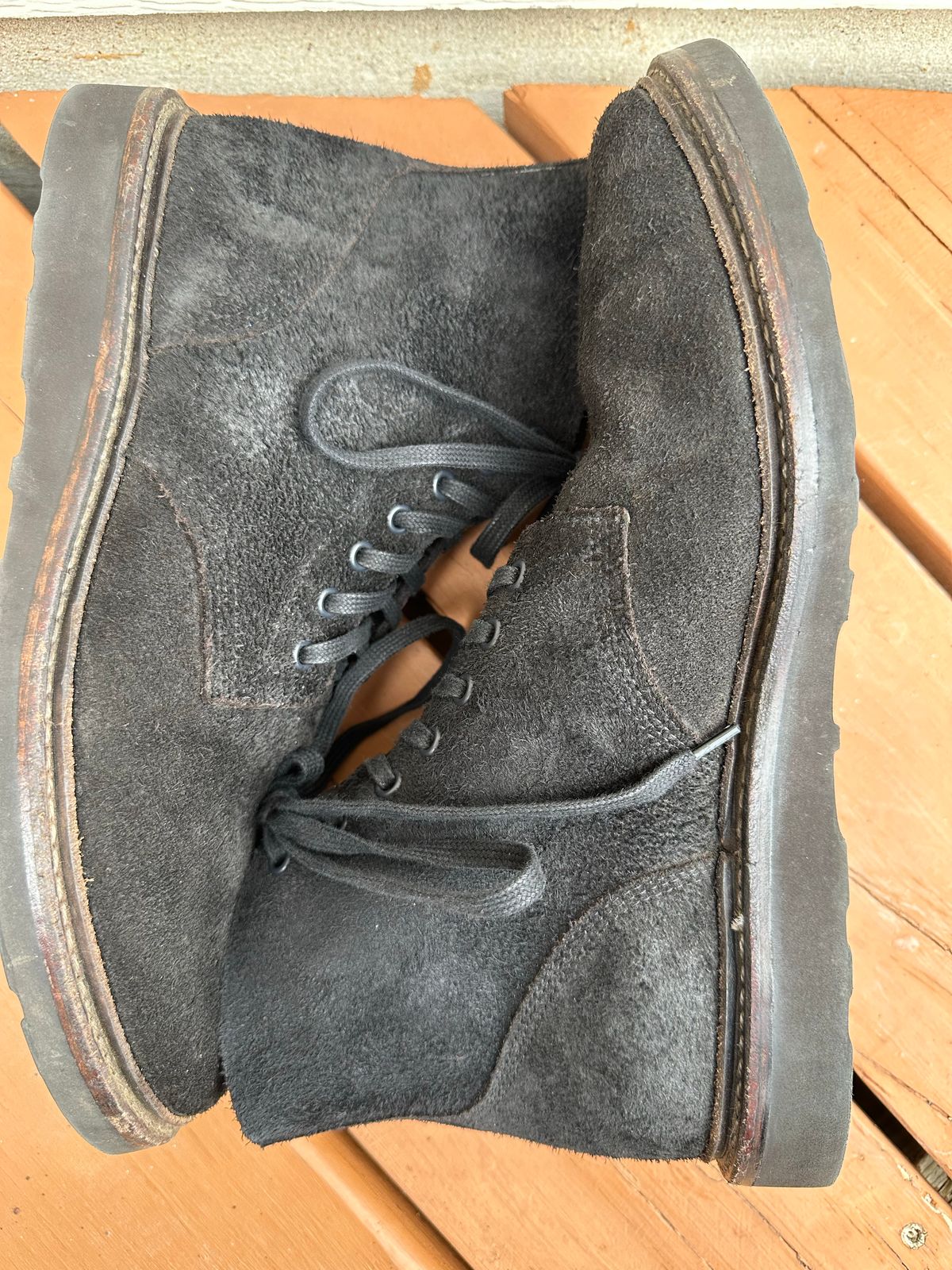 Photo by TheGiuce on December 1, 2022 of the Oak Street Bootmakers Field Boot in Seidel Black Oiled Congo Shrunken Bison Roughout.