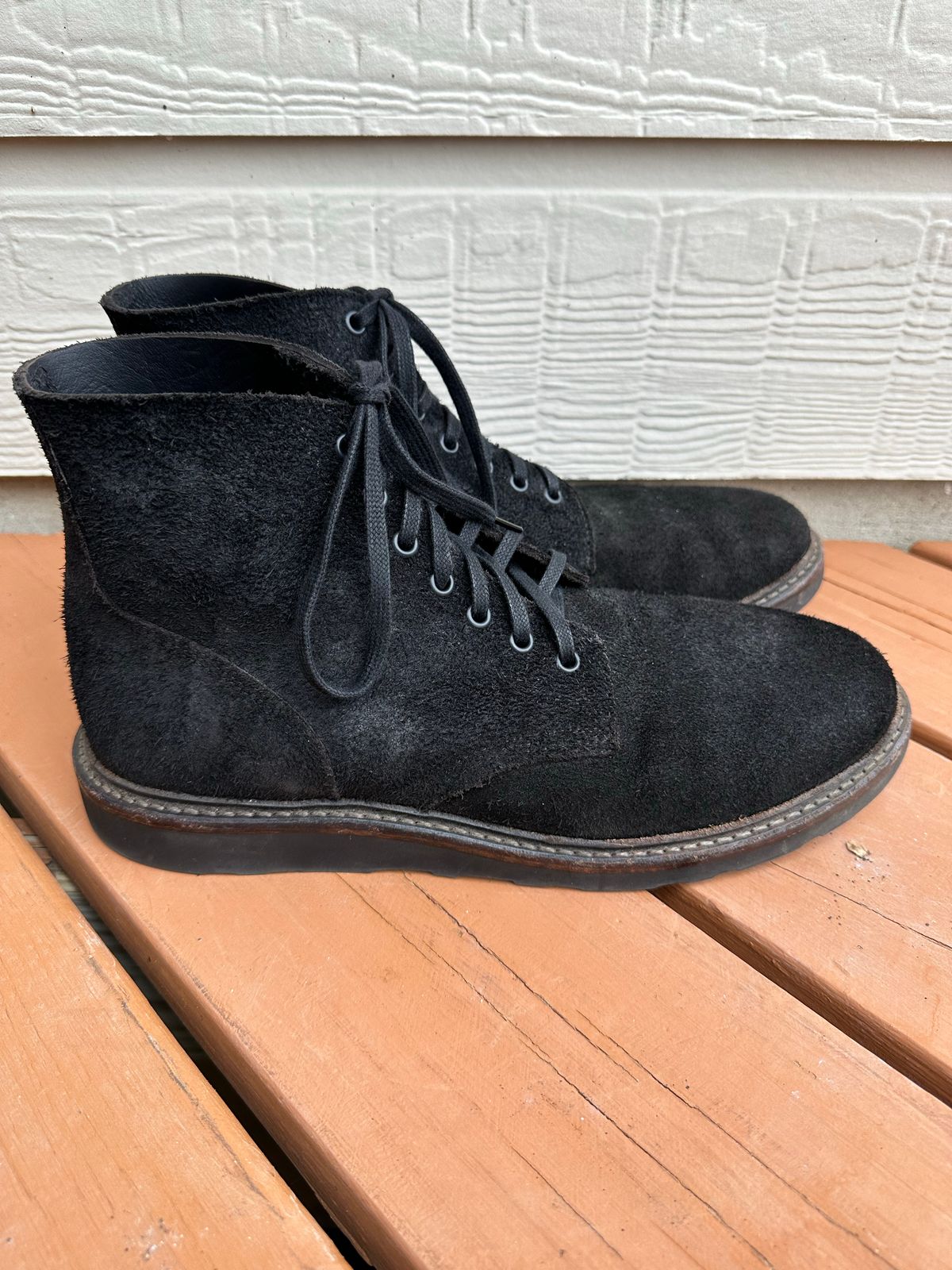 Photo by TheGiuce on December 1, 2022 of the Oak Street Bootmakers Field Boot in Seidel Black Oiled Congo Shrunken Bison Roughout.