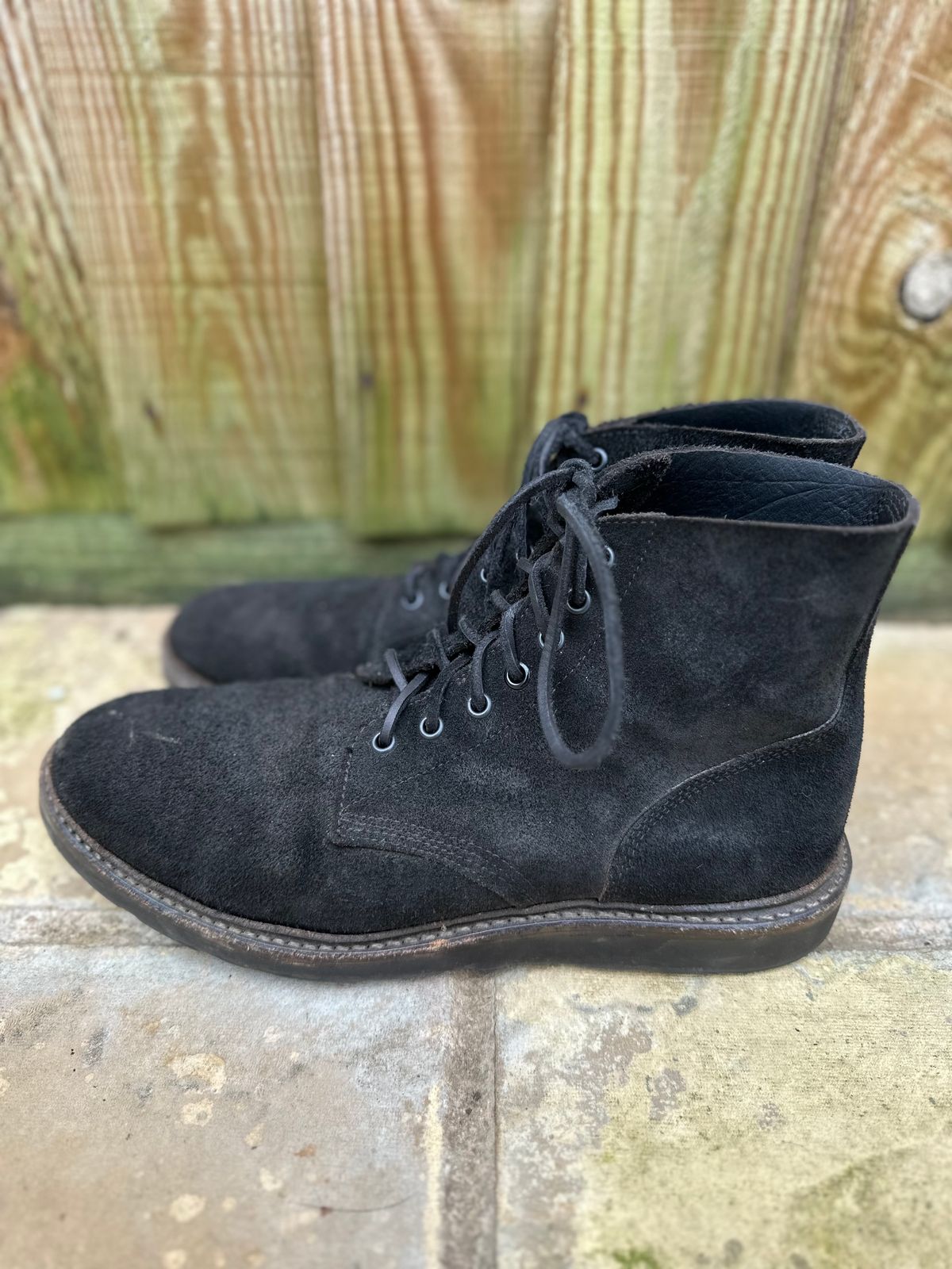 Photo by TheGiuce on February 5, 2023 of the Oak Street Bootmakers Field Boot in Seidel Black Oiled Congo Shrunken Bison Roughout.