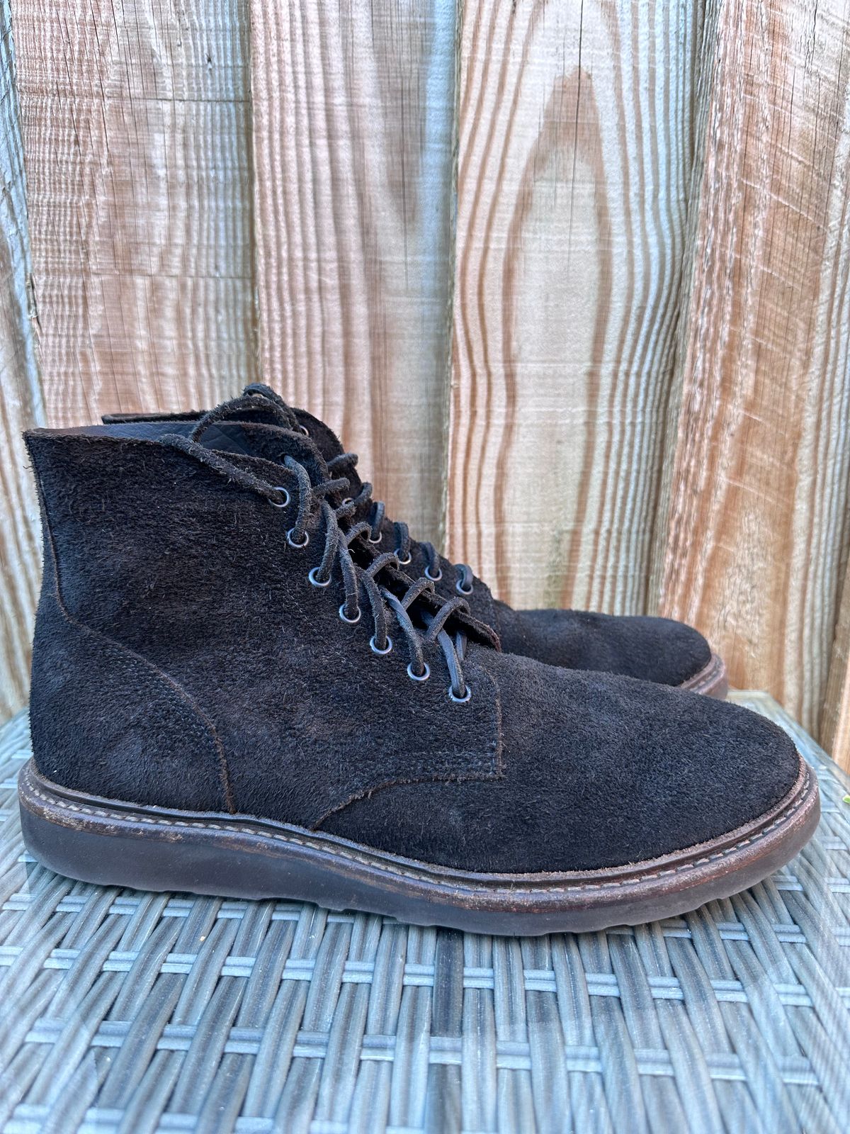 Photo by TheGiuce on April 3, 2023 of the Oak Street Bootmakers Field Boot in Seidel Black Oiled Congo Shrunken Bison Roughout.