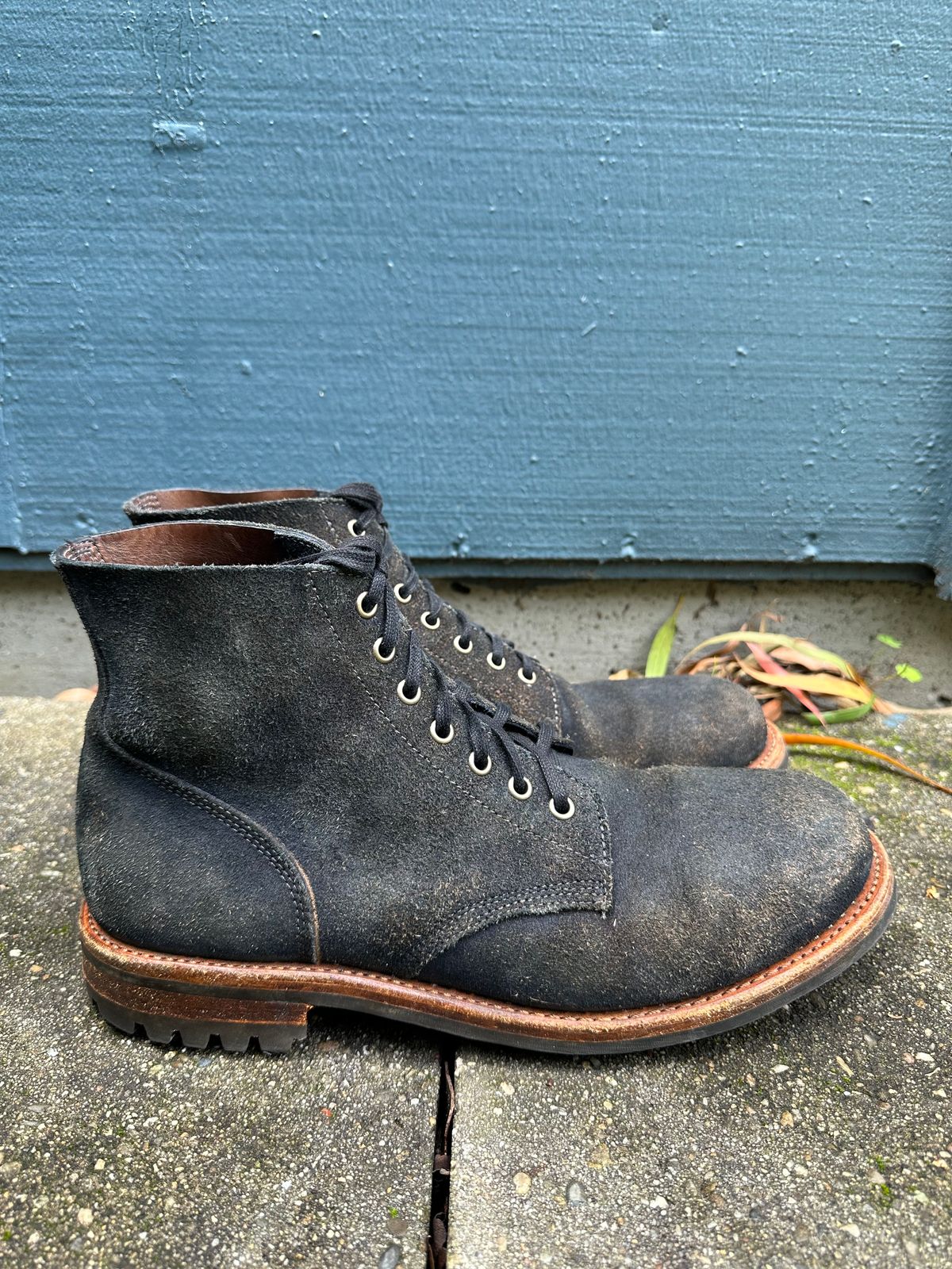 Photo by TheGiuce on March 3, 2024 of the Oak Street Bootmakers Field Boot in Horween Natural Indigo Chromexcel Roughout.