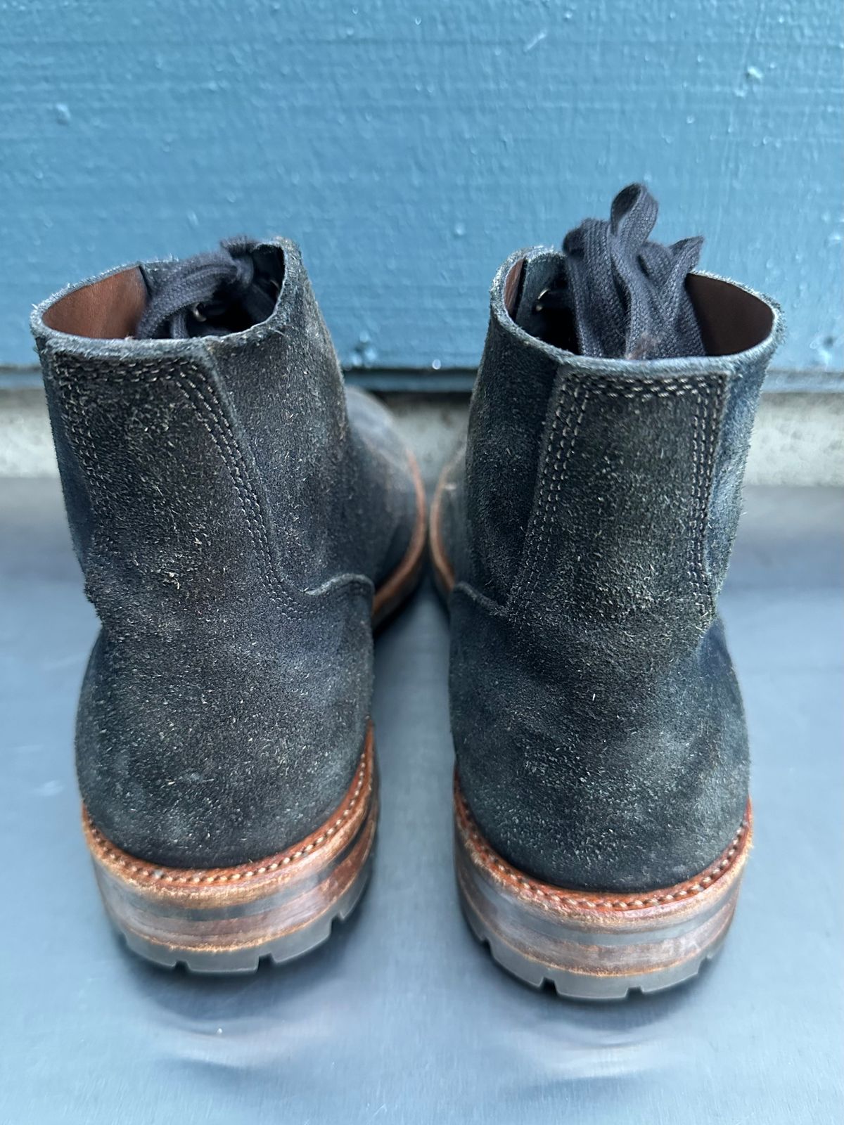 Photo by TheGiuce on April 3, 2024 of the Oak Street Bootmakers Field Boot in Horween Natural Indigo Chromexcel Roughout.