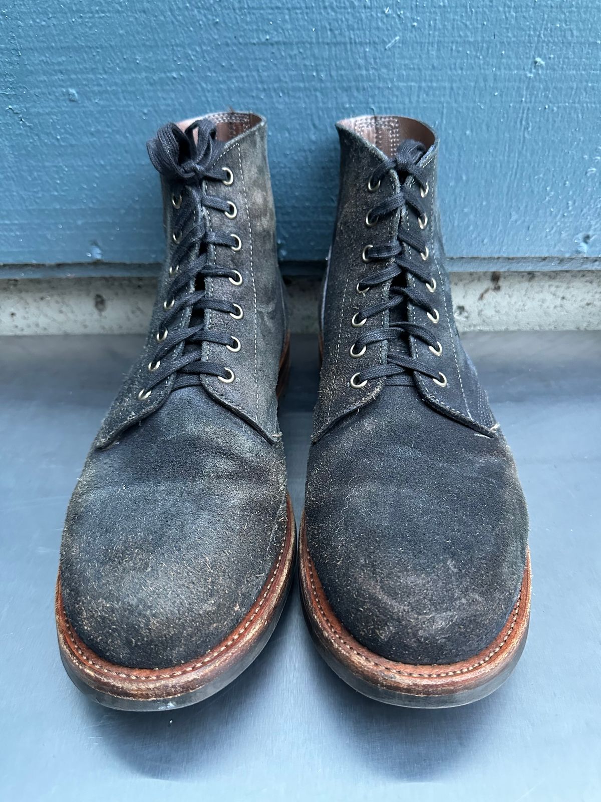 Photo by TheGiuce on April 3, 2024 of the Oak Street Bootmakers Field Boot in Horween Natural Indigo Chromexcel Roughout.