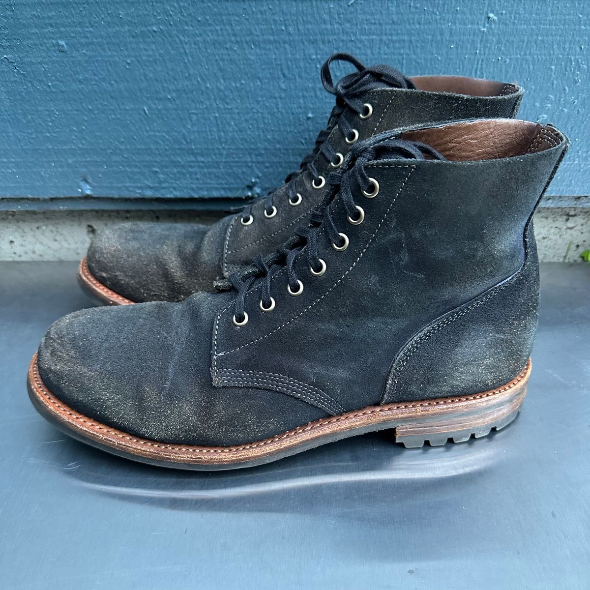 Photo by TheGiuce on April 3, 2024 of the Oak Street Bootmakers Field Boot in Horween Natural Indigo Chromexcel Roughout.