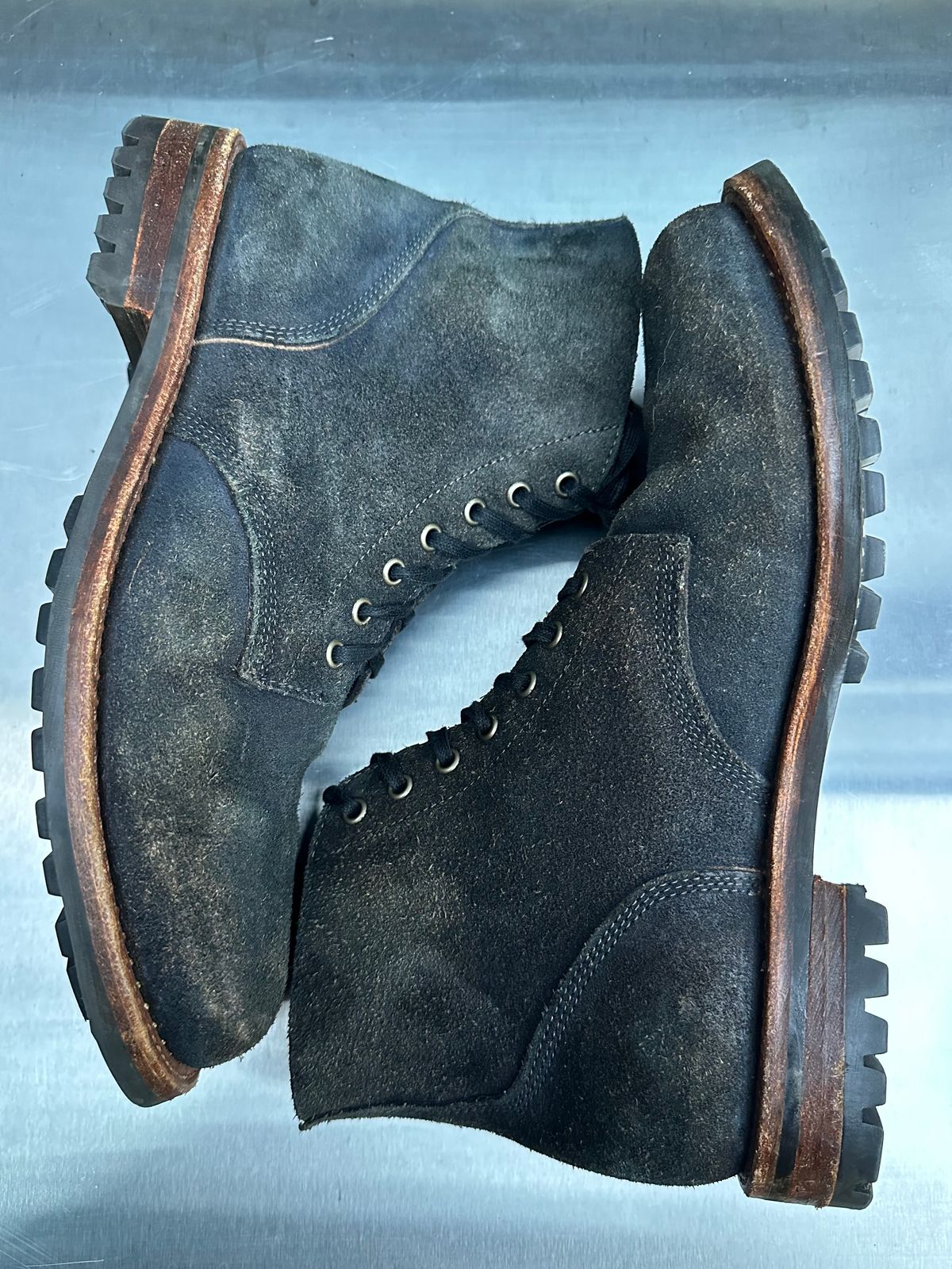 Photo by TheGiuce on April 3, 2024 of the Oak Street Bootmakers Field Boot in Horween Natural Indigo Chromexcel Roughout.