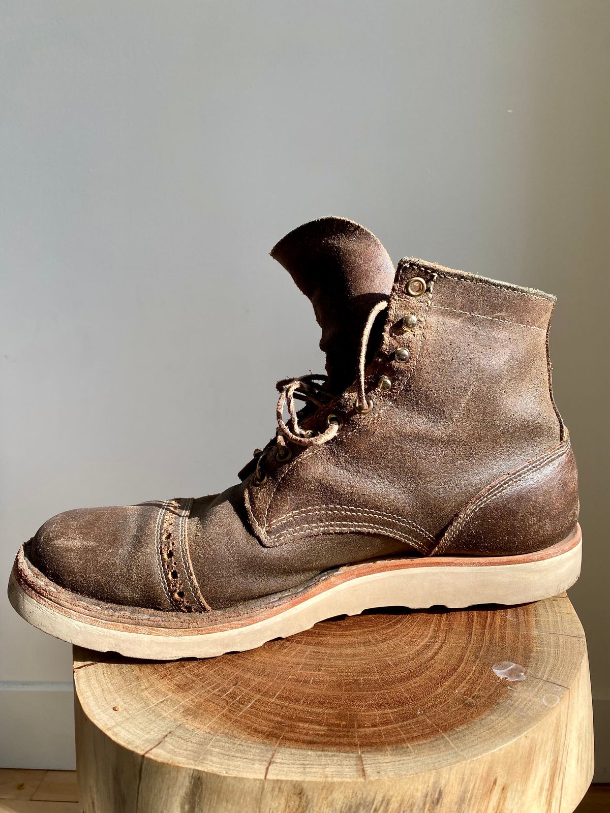 Photo by Hellraysaz on March 15, 2025 of the White's MP-Sherman Toe Cap in Horween Olive Waxed Flesh.