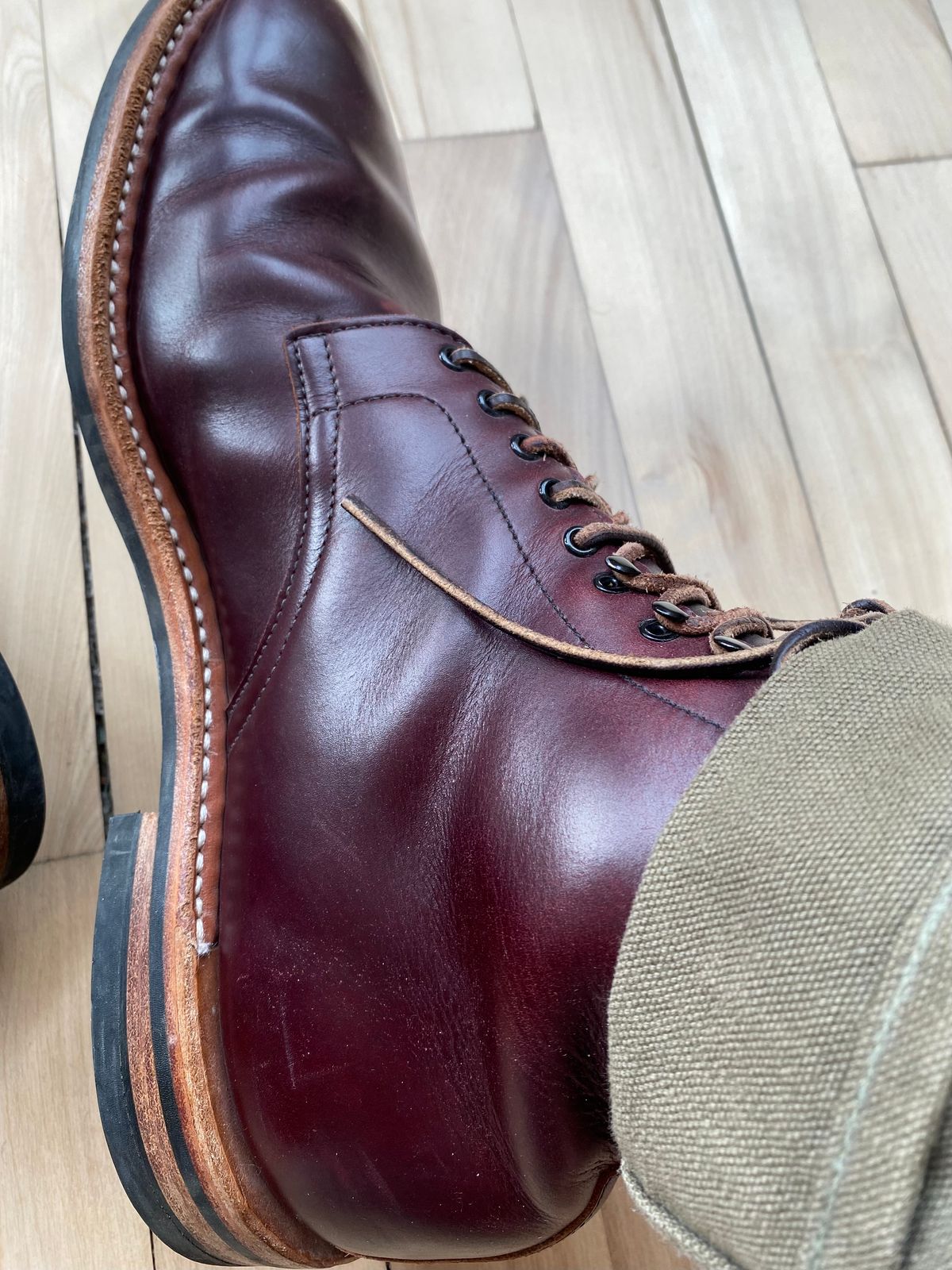 Photo by Hellraysaz on March 17, 2026 of the White's Main Street in Horween Color 8 Chromexcel.