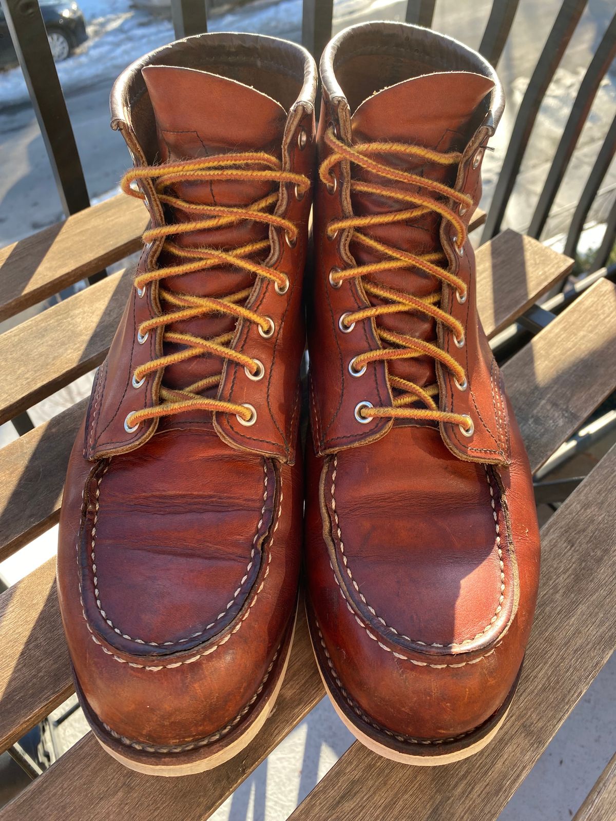 Photo by Hellraysaz on March 6, 2023 of the Red Wing 6-Inch Classic Moc in S.B. Foot Oro Legacy.