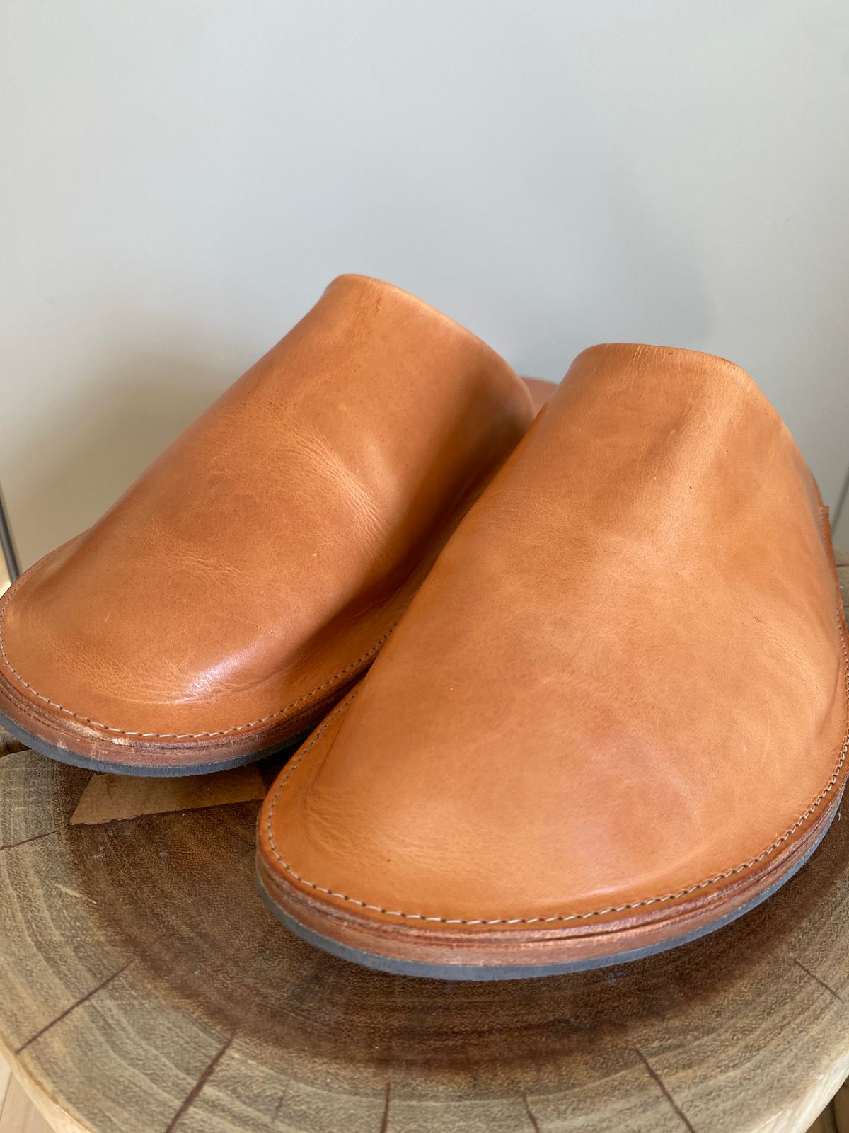 Photo by Hellraysaz on August 26, 2025 of the Viberg Slide in Horween Natural Dublin.