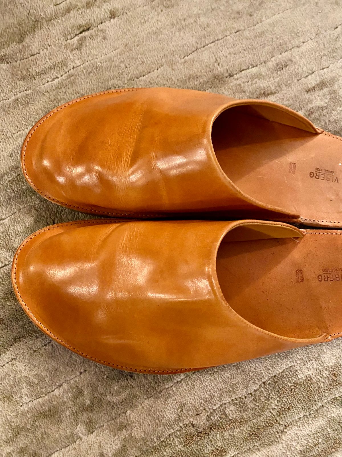 Photo by Hellraysaz on December 7, 2025 of the Viberg Slide in Horween Natural Dublin.