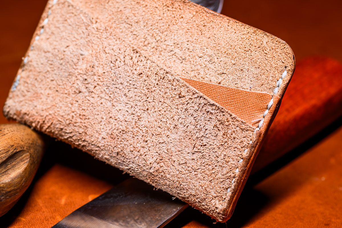 Photo by ABPhoto on October 31, 2025 of the Self-Made 5-Slot Wallet in Horween Hatch Grain Natural Dublin.