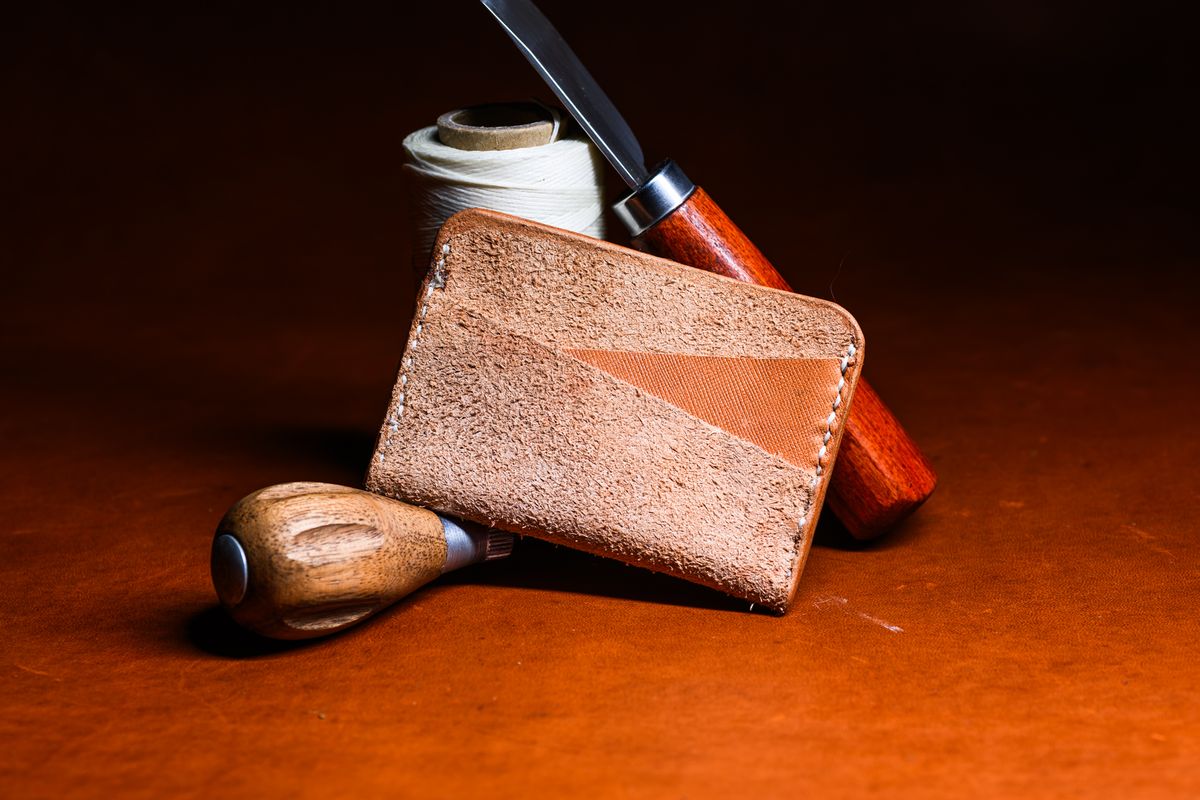 Photo by ABPhoto on October 31, 2025 of the Self-Made 5-Slot Wallet in Horween Hatch Grain Natural Dublin.