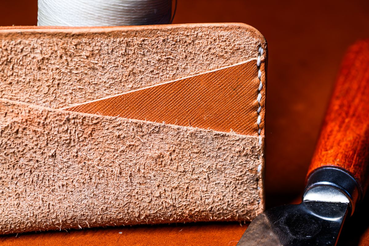 Photo by ABPhoto on October 31, 2025 of the Self-Made 5-Slot Wallet in Horween Hatch Grain Natural Dublin.