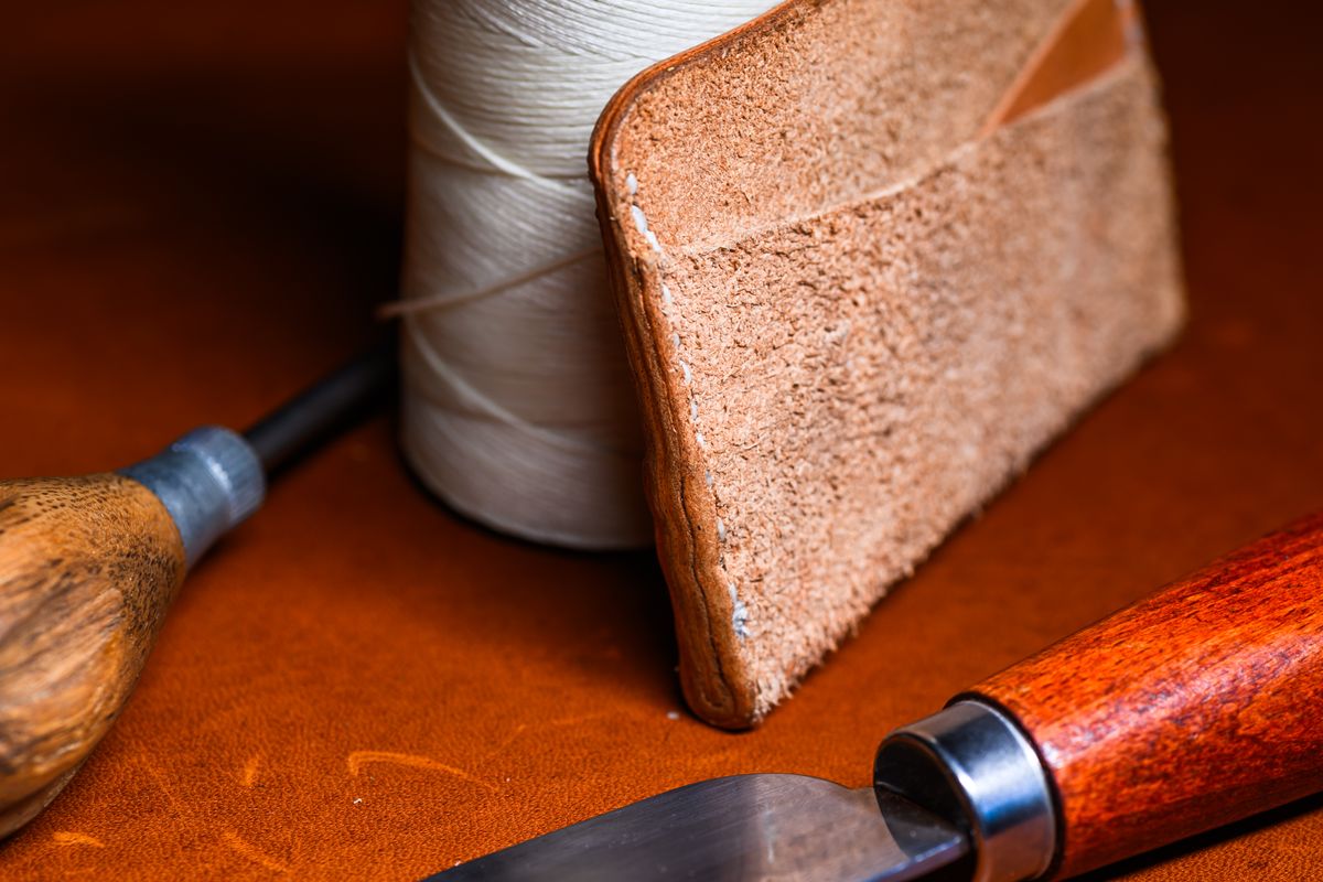 Photo by ABPhoto on October 31, 2025 of the Self-Made 5-Slot Wallet in Horween Hatch Grain Natural Dublin.