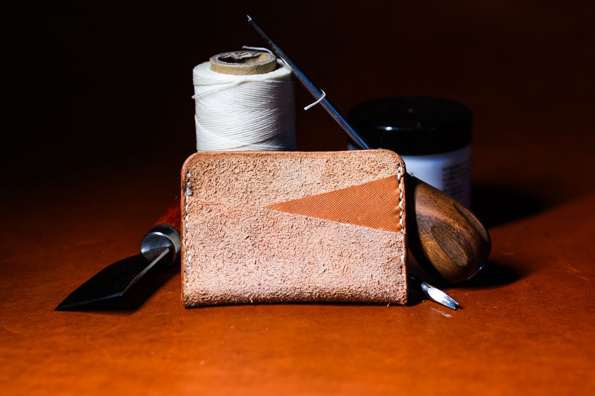 Photo by ABPhoto on October 31, 2025 of the Self-Made 5-Slot Wallet in Horween Hatch Grain Natural Dublin.